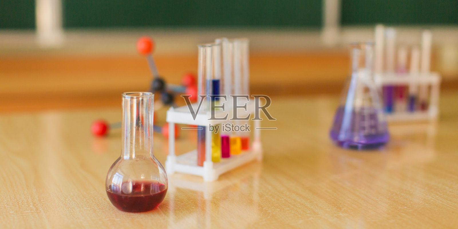 试管和烧瓶中的显色试剂在桌子上。研究化学。自然科学。桌子上。教室。大学的实验室。Biolaboratory。科学。照片摄影图片