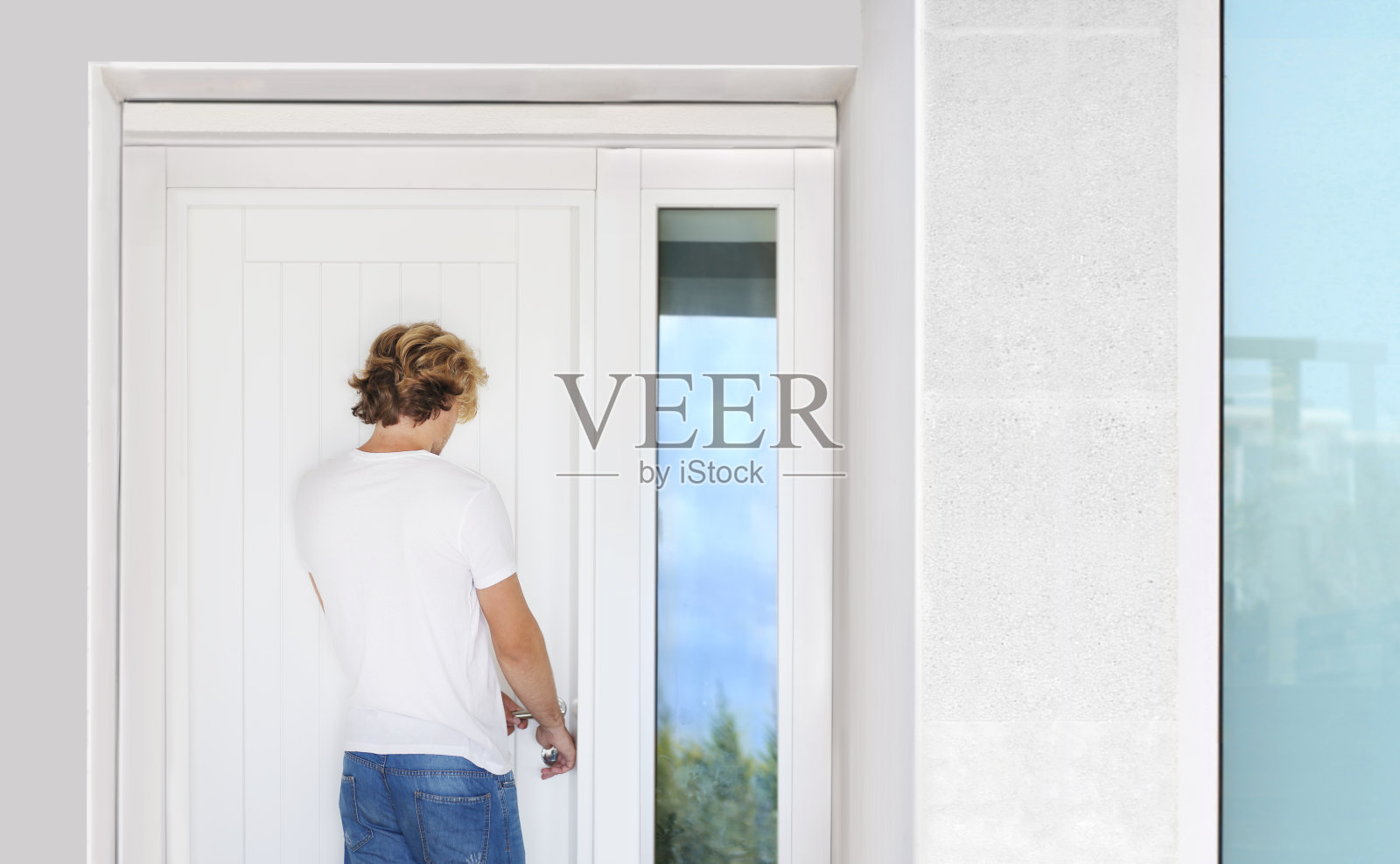 一个男人打开了她家的门。邀请客人照片摄影图片