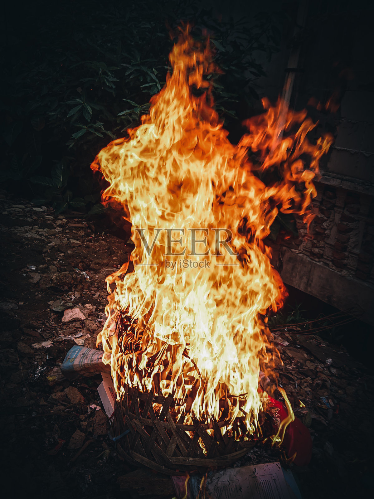 火在黑暗中燃烧照片摄影图片