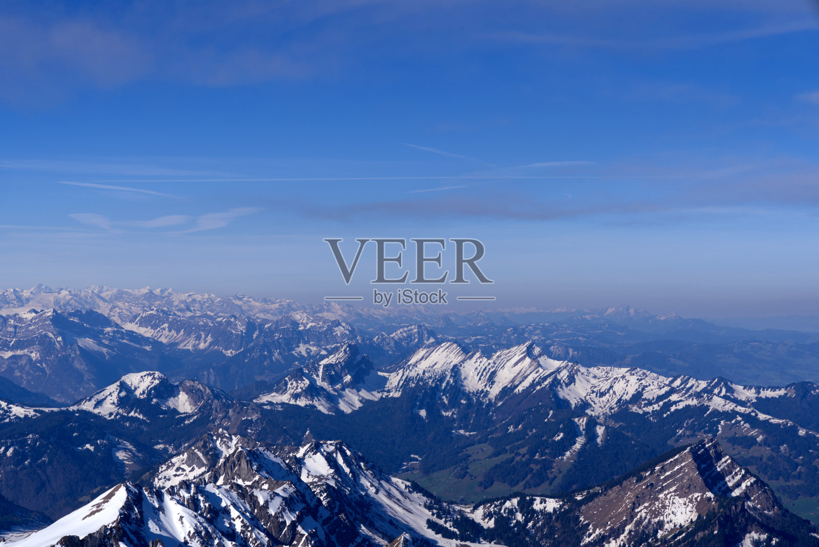 鸟瞰图在瑞士阿尔卑斯山看到Säntis峰在阿尔卑斯山脉在一个阳光明媚的春天的一天。照片拍摄于2022年4月19日，Säntis，瑞士。照片摄影图片