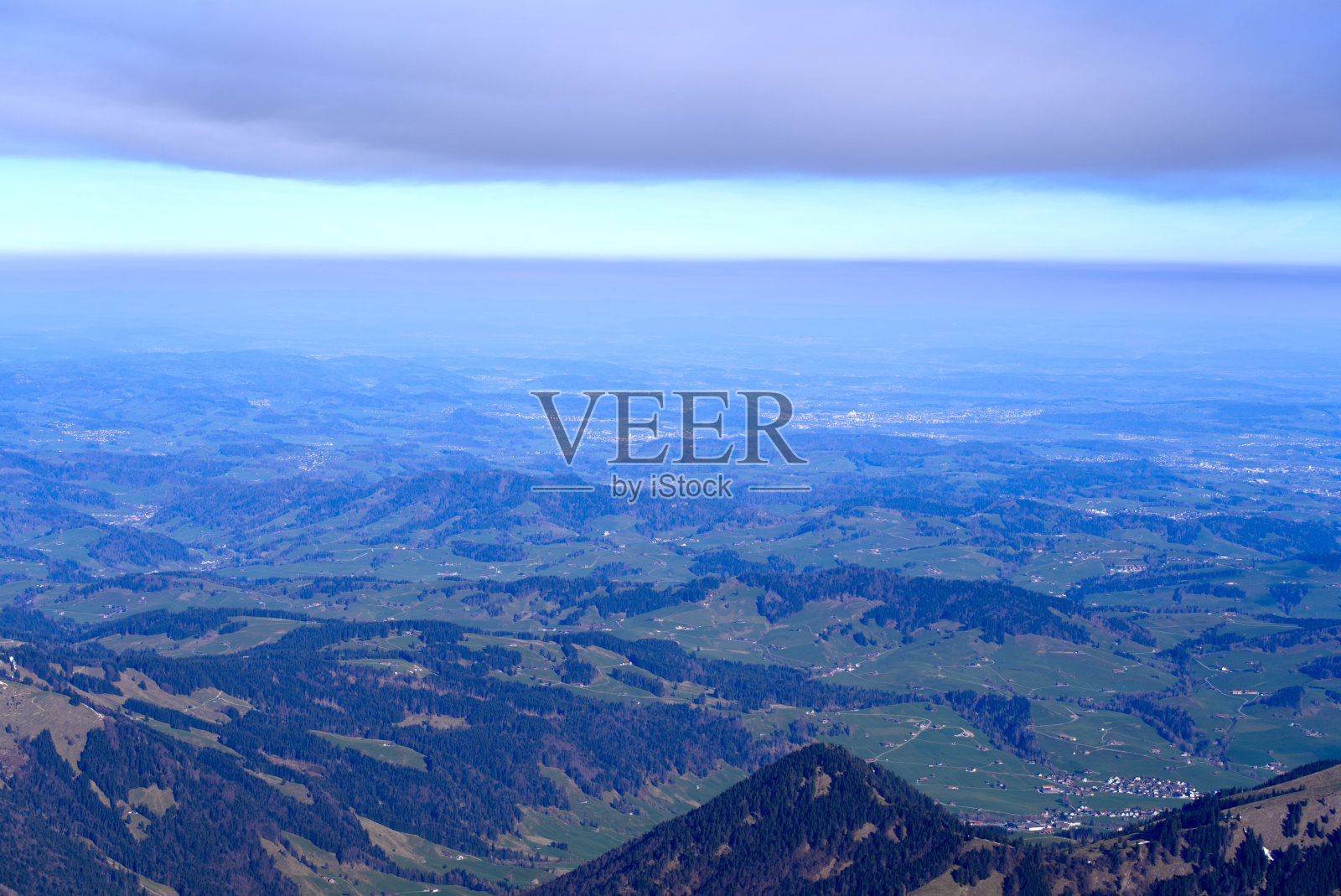 在一个阳光明媚的春天，从Säntis山顶俯瞰瑞士中部。照片摄影图片