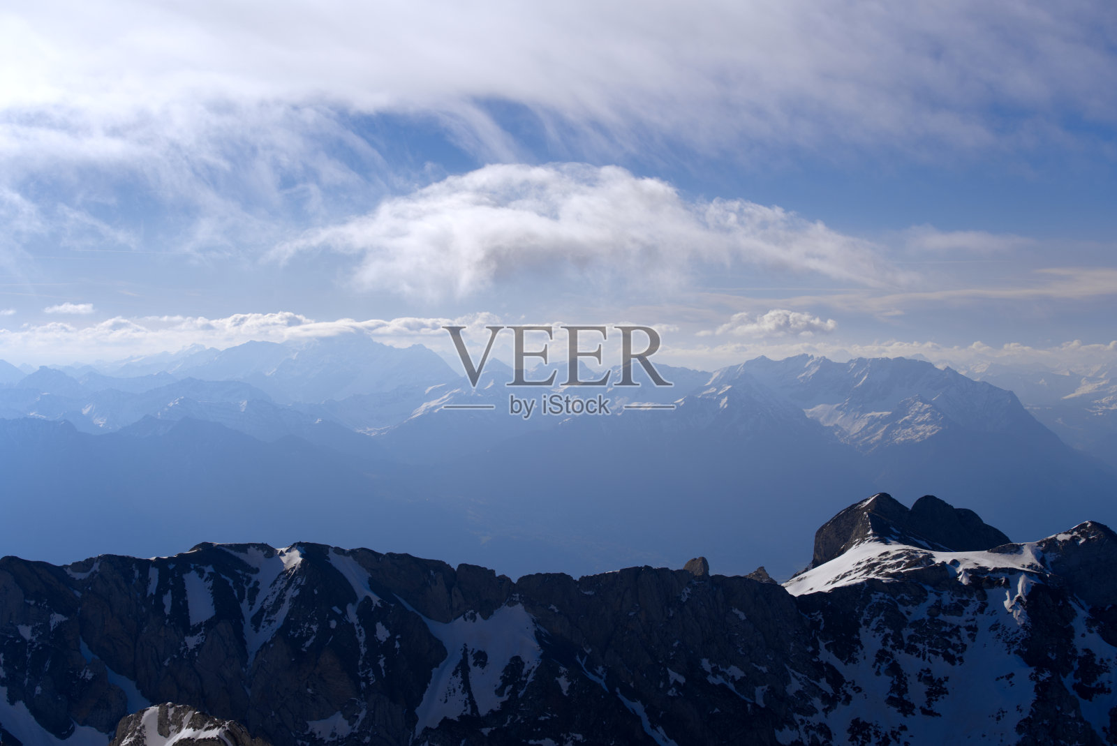 鸟瞰图在瑞士阿尔卑斯山看到Säntis峰在阿尔卑斯山脉在一个阳光明媚的春天的一天。照片拍摄于2022年4月19日，Säntis，瑞士。照片摄影图片