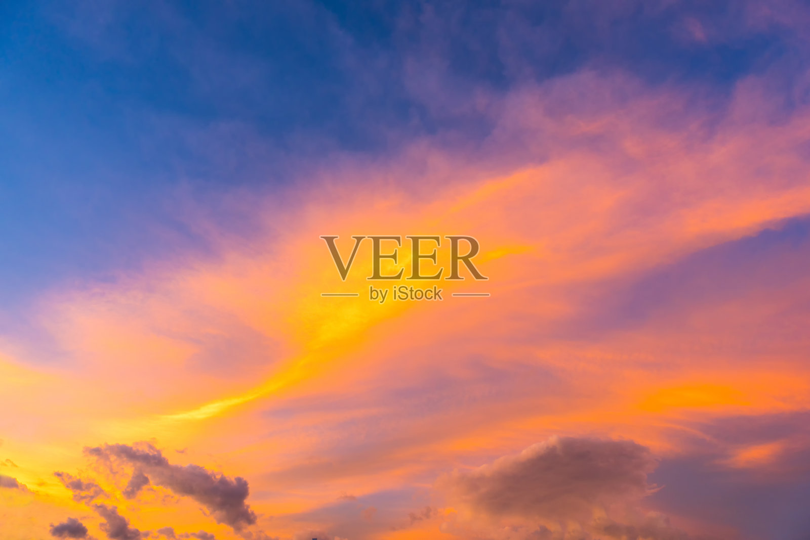 天空以美丽的晚霞为背景照片摄影图片