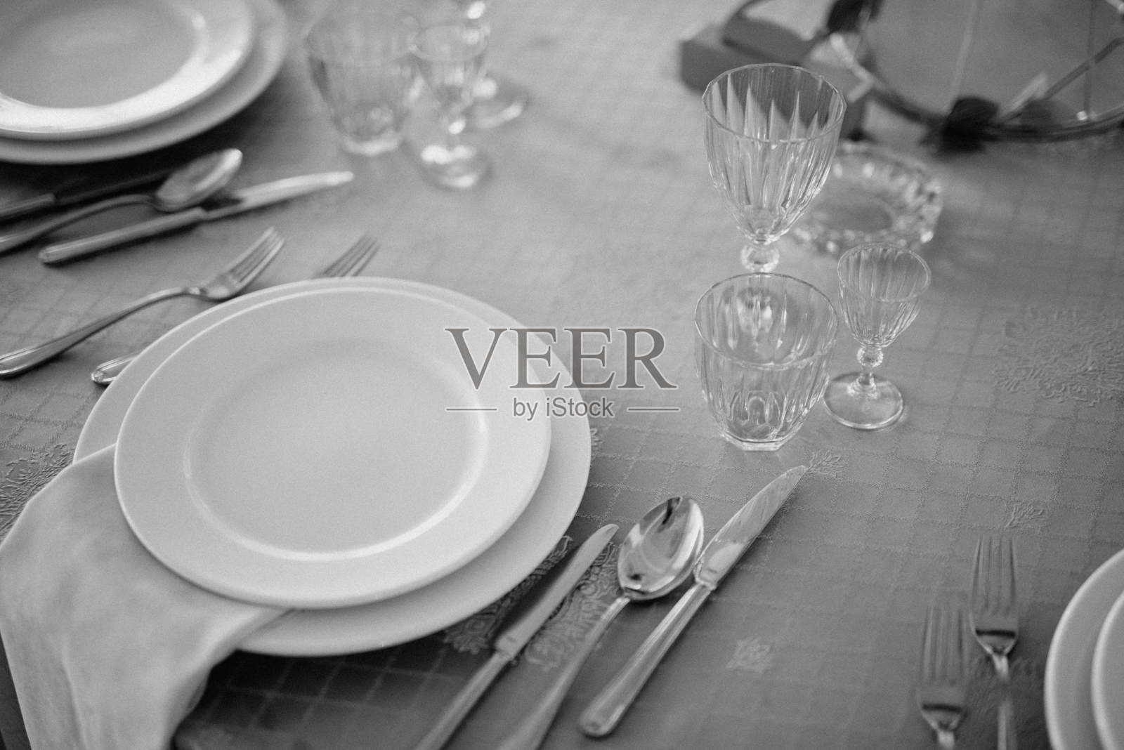 餐桌设置与复古银器，空盘子和餐巾。豪华表设置。照片摄影图片