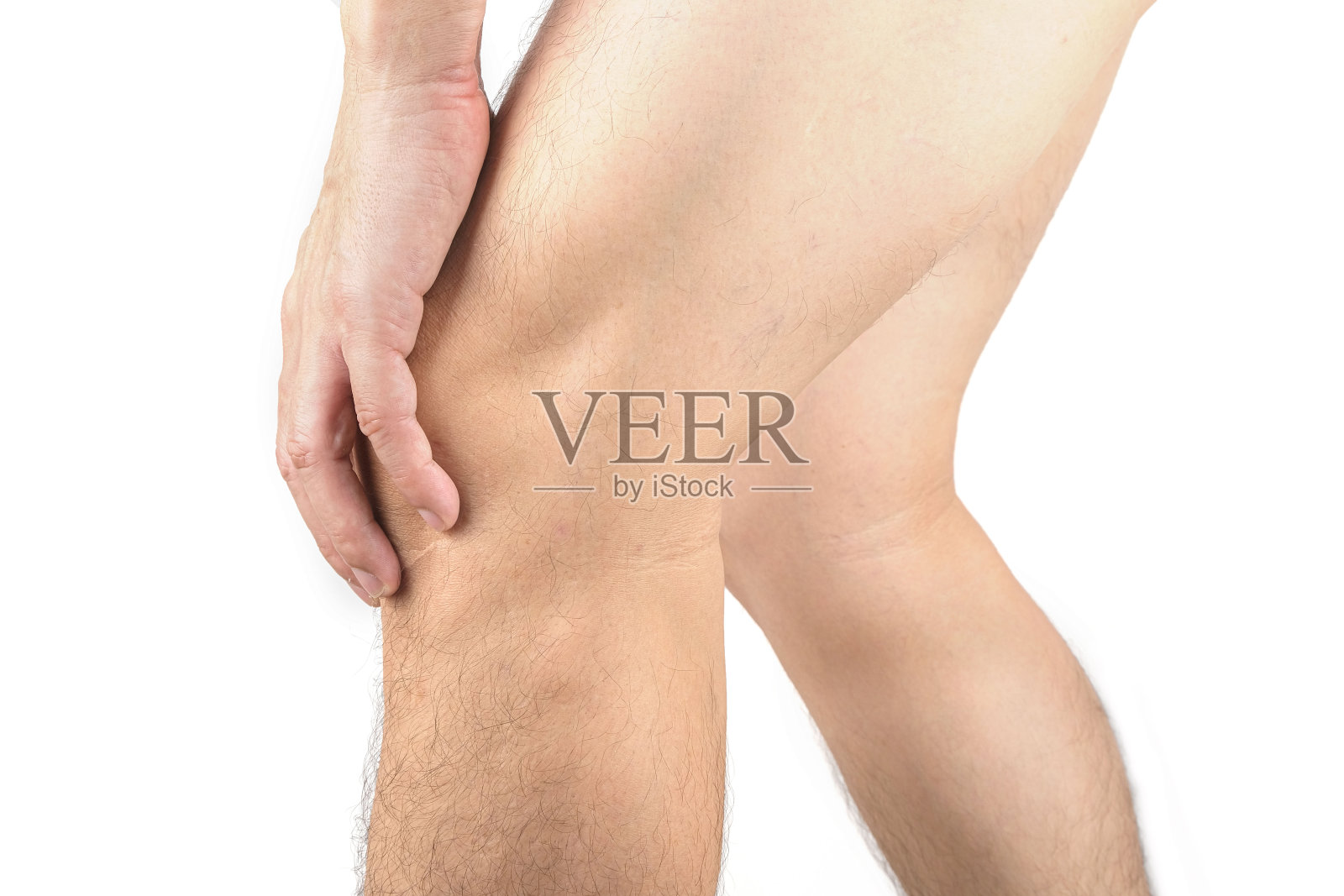 膝盖疼痛。年轻人的腿。他用双手按住并按摩膝盖部位。用肌腱疼痛和膝关节肌肉缓解疼痛的健康理念照片摄影图片