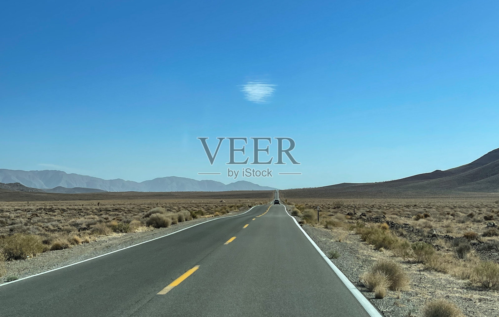 穿越加州死亡谷的高速公路。照片摄影图片