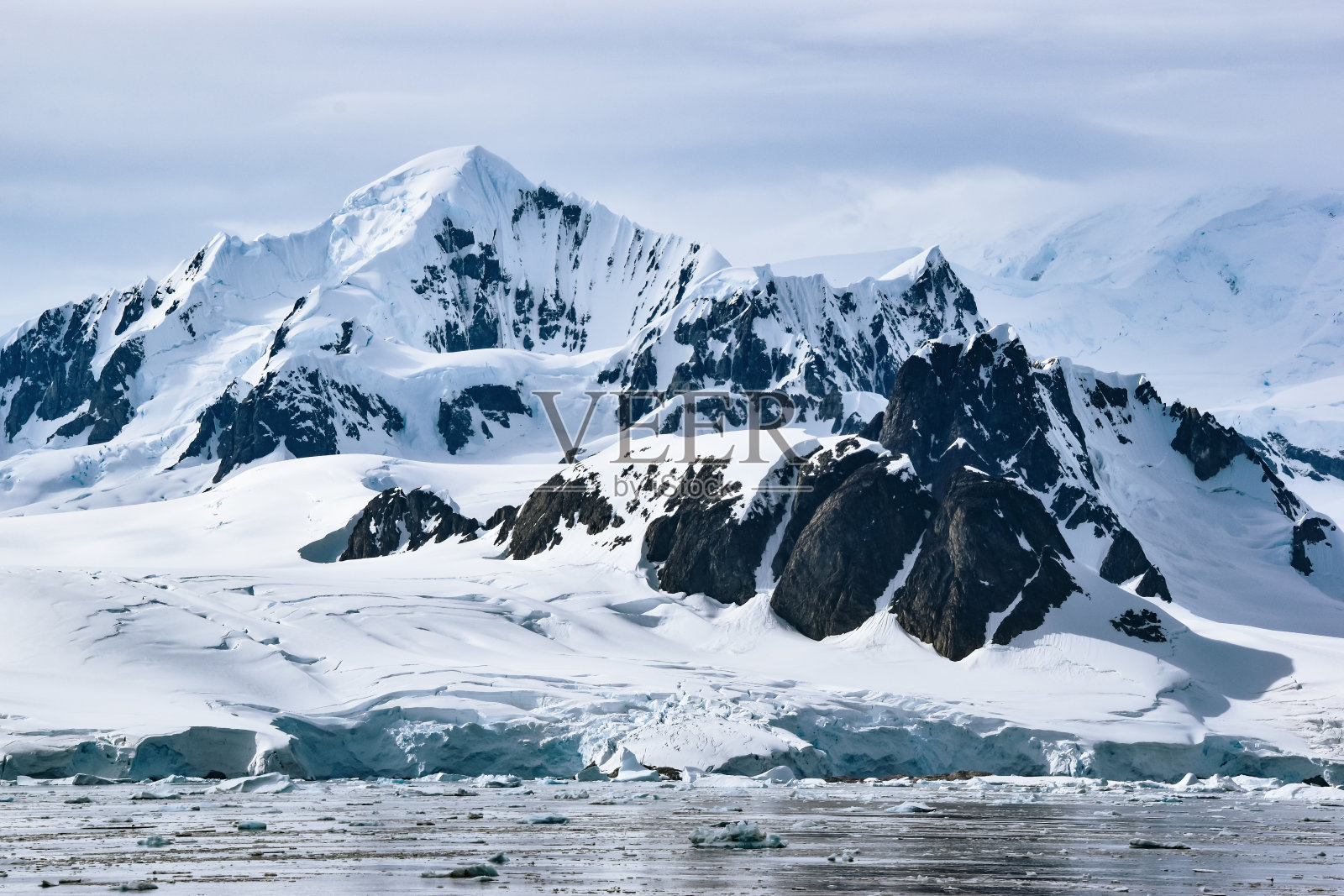 冰雪覆盖着南极的山脉和冰川照片摄影图片