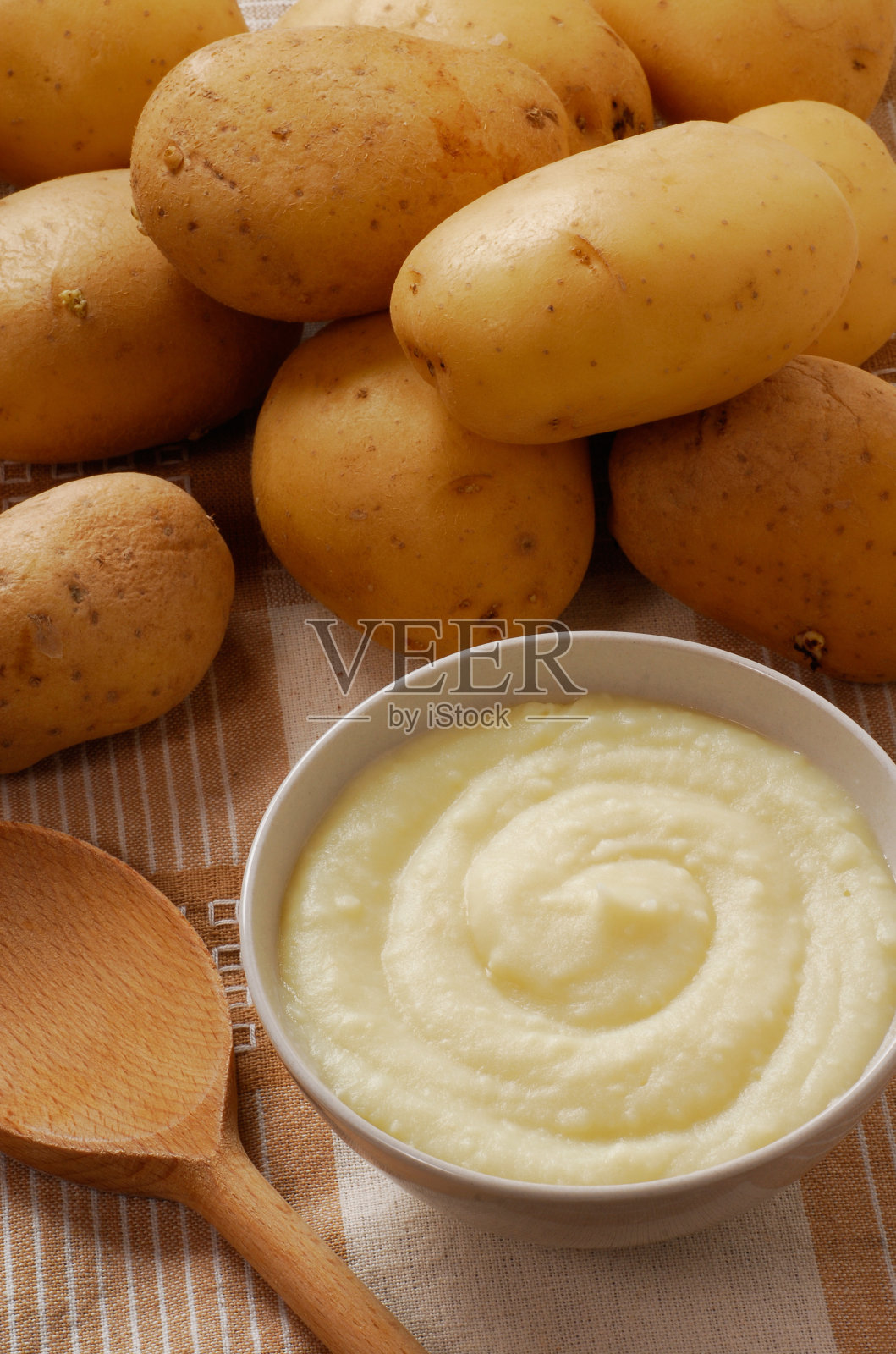 厨房桌子上的马铃薯泥碗照片摄影图片