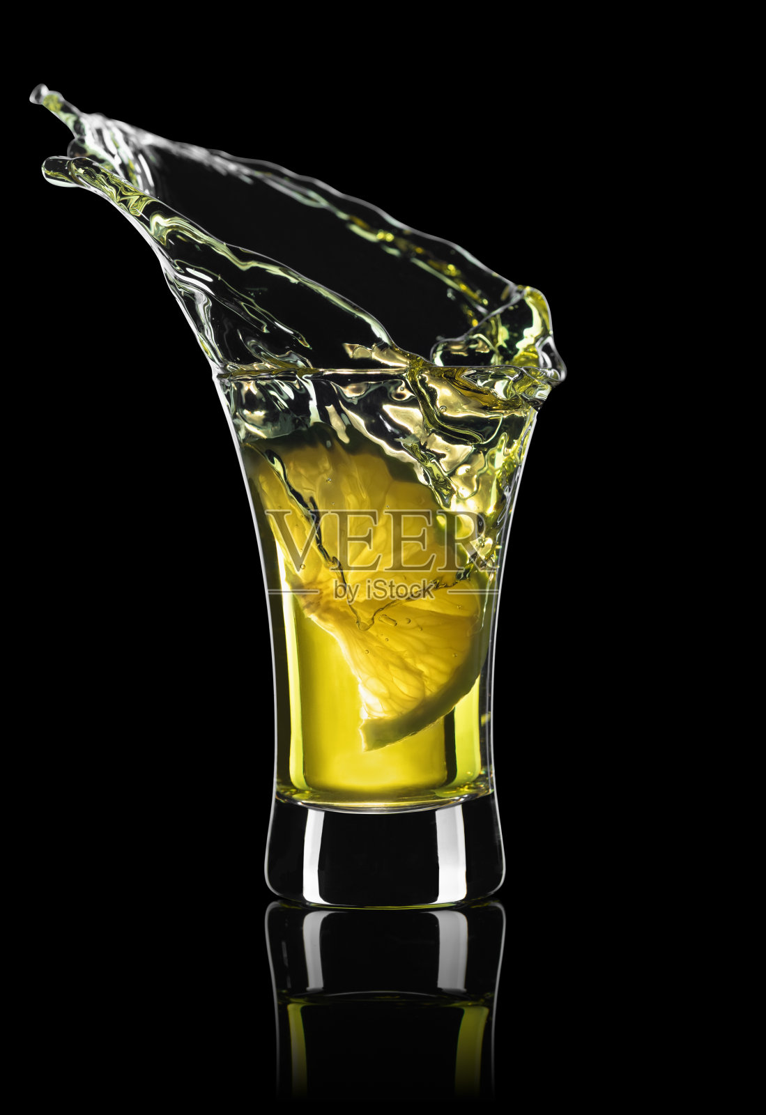 金色龙舌兰酒与青柠片和飞溅照片摄影图片