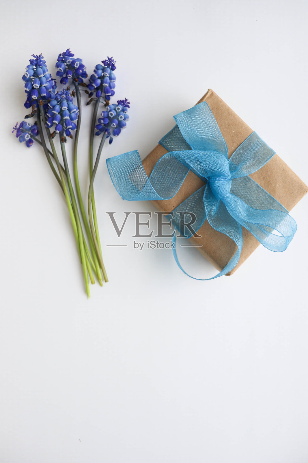 鲜花和礼品盒照片摄影图片