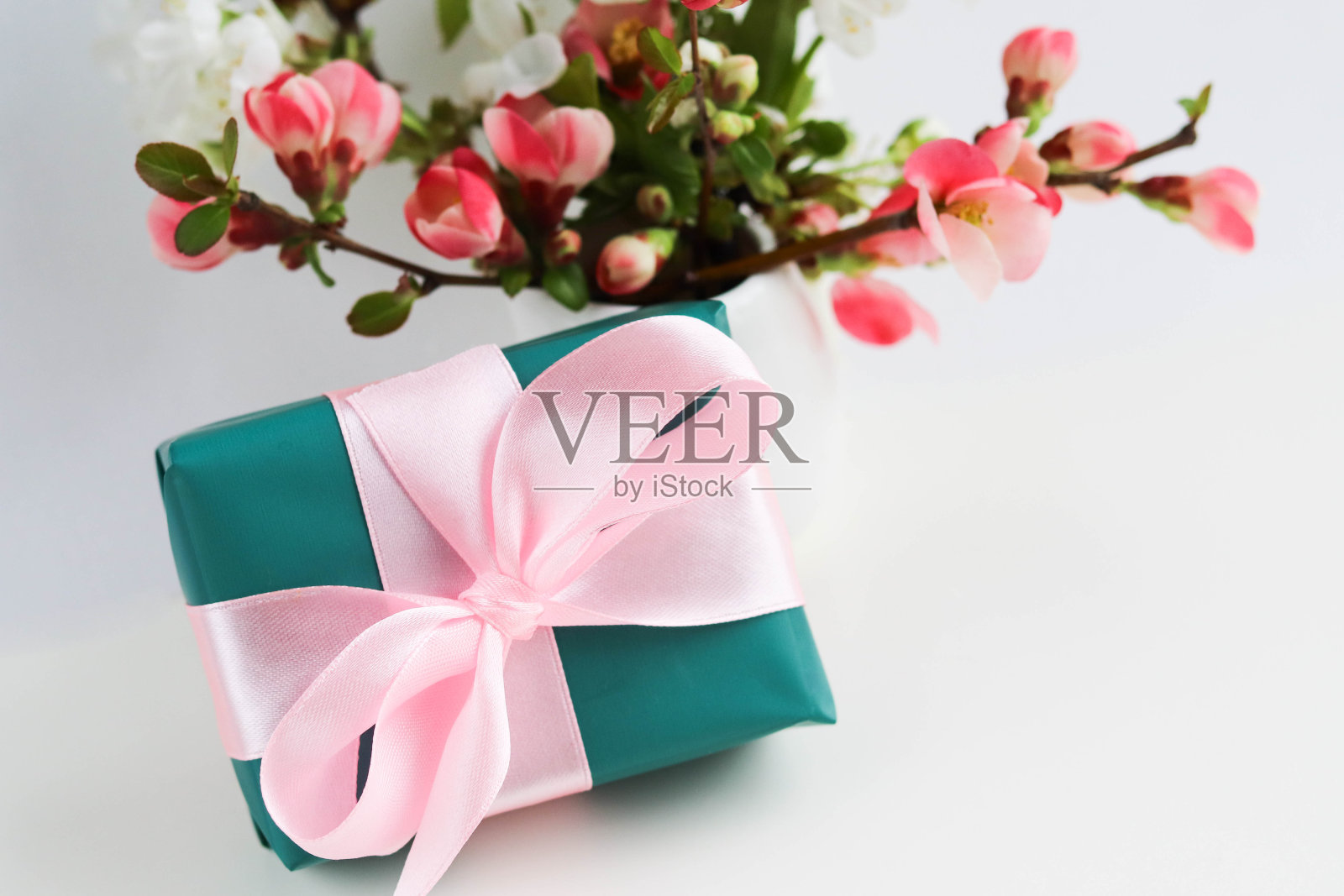 春季贺卡布局。樱花盛开的枝头和礼盒照片摄影图片