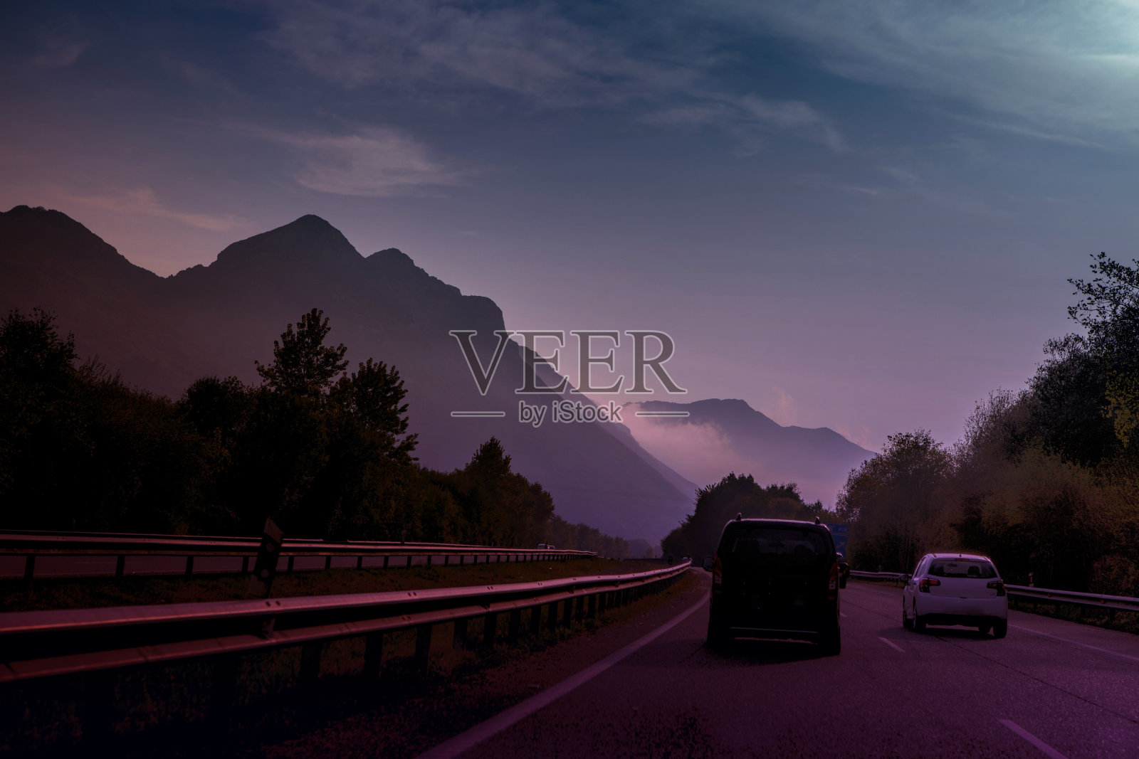 紫色的公路旅行照片摄影图片