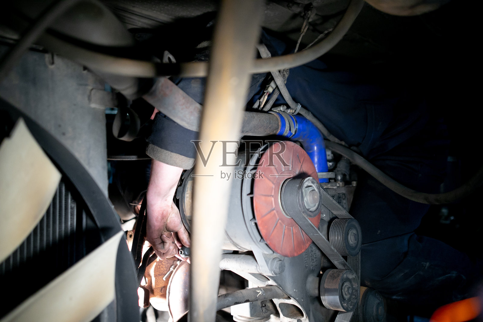 新巴士引擎组件，部件和元素的特写视图。马达，带皮带的滑轮，齿轮，充气软管，燃料管。商用运输发动机舱照片摄影图片