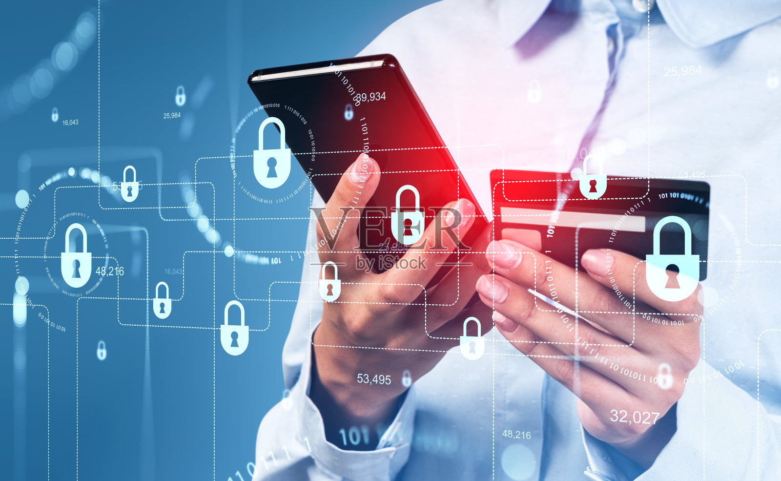 女人有手机和信用卡，网络安全全息图，用二进制锁定照片摄影图片