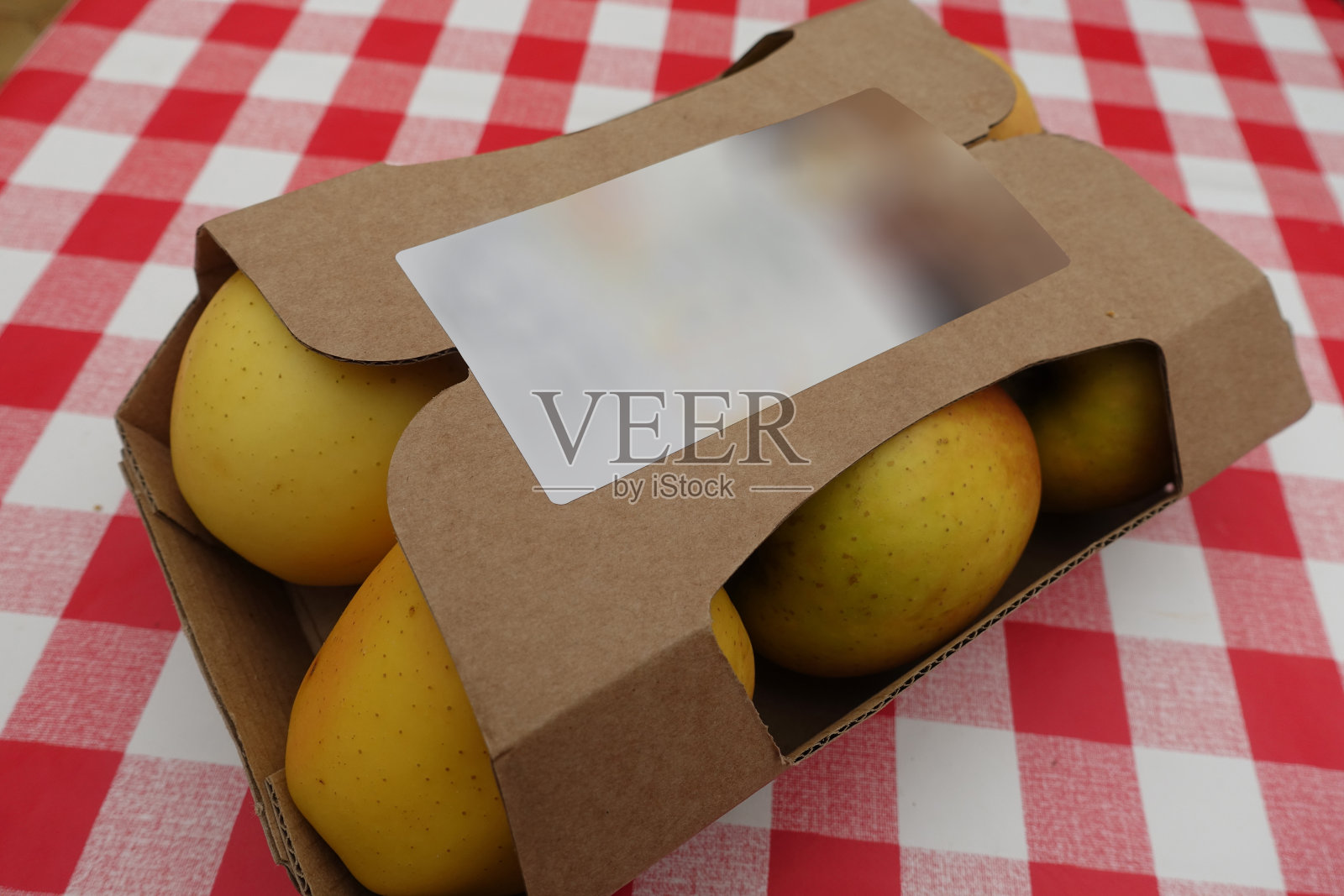 金色美味苹果法国利摩日用硬纸板包装的苹果照片摄影图片