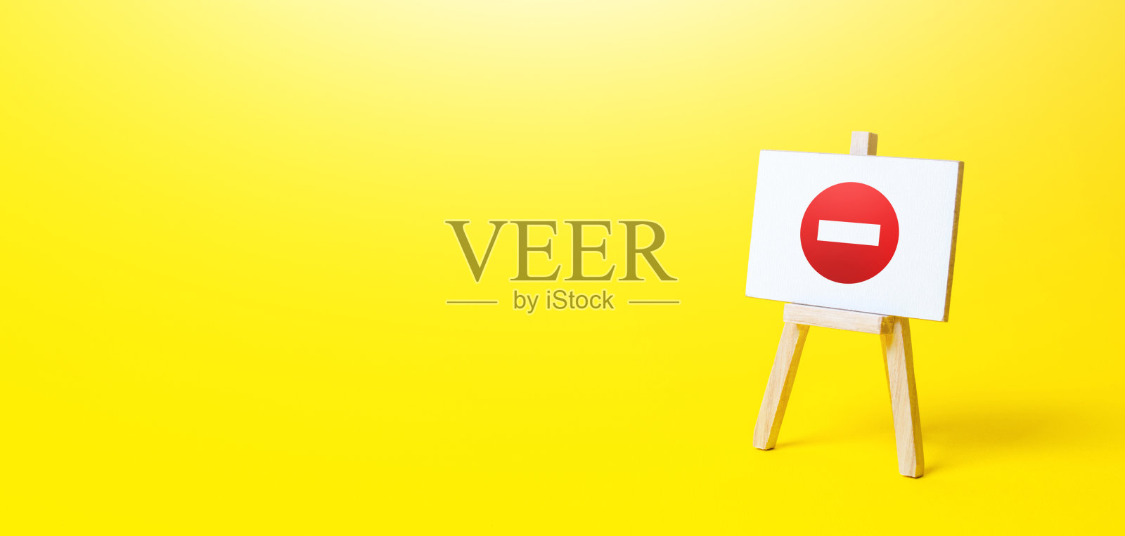 没有参赛标志的画架。禁止行动和行动，禁区。禁止和制裁。错误的方向。失败的策略。难接近,禁忌。阻塞,强加限制。照片摄影图片