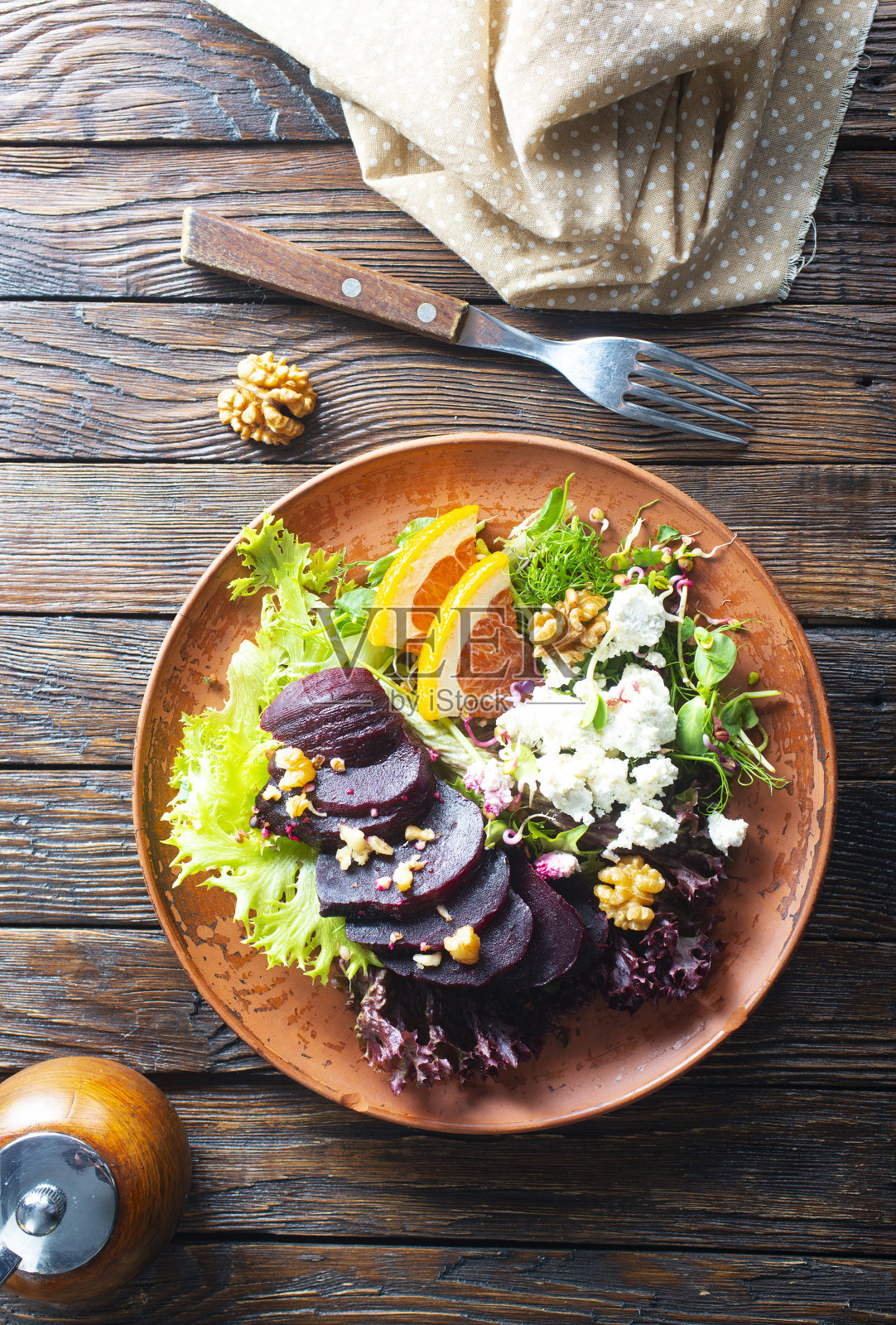 甜菜沙拉。经典的意大利沙拉，搭配甜菜，奶酪，坚果，芝麻菜，橄榄油，葡萄柚，盐和胡椒。经典的精致餐厅。照片摄影图片