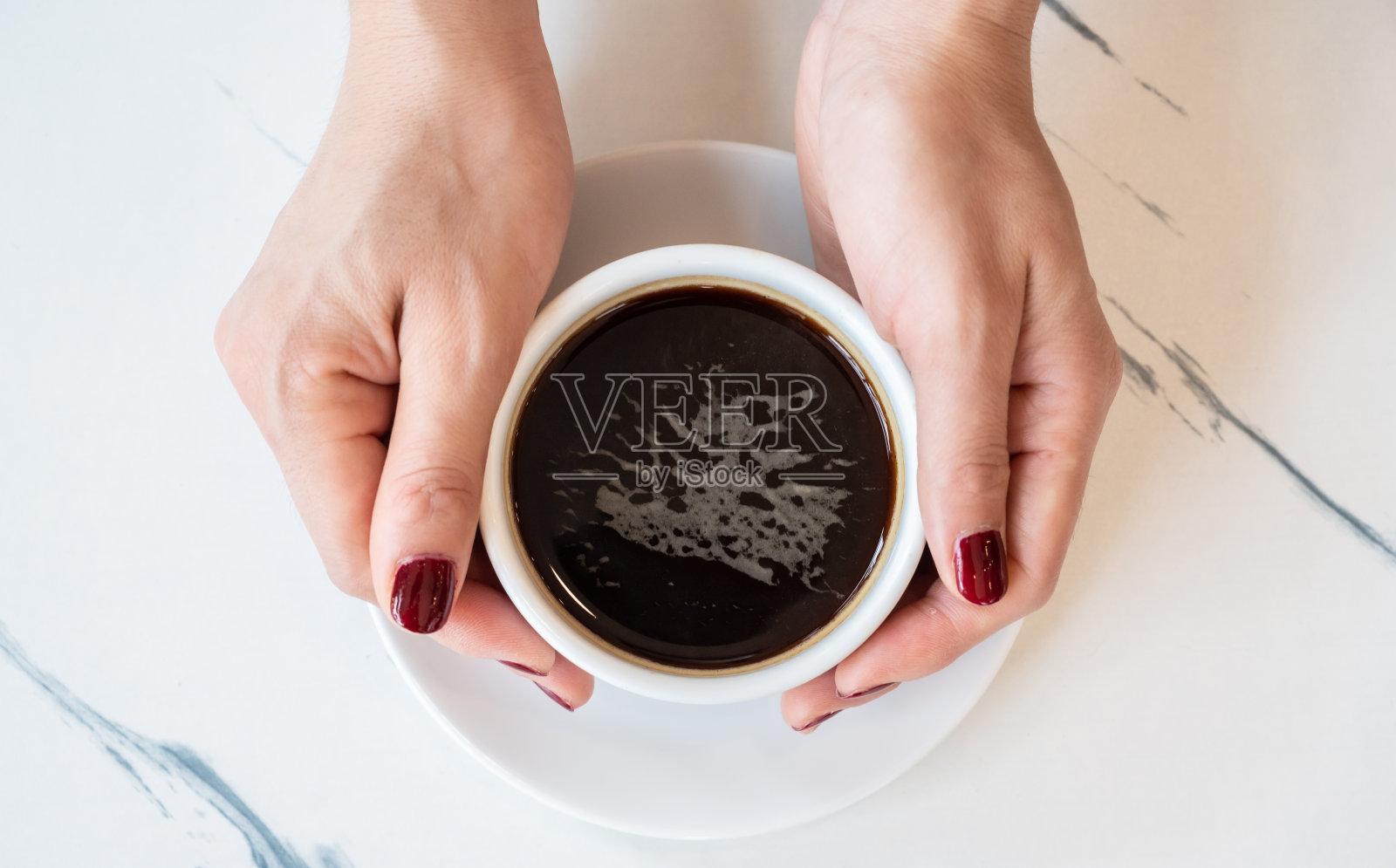 有人在喝之前手里拿着一杯黑咖啡。照片摄影图片