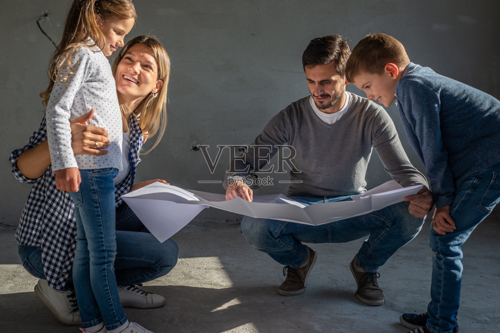 幸福的家庭在分析他们的新公寓计划照片摄影图片