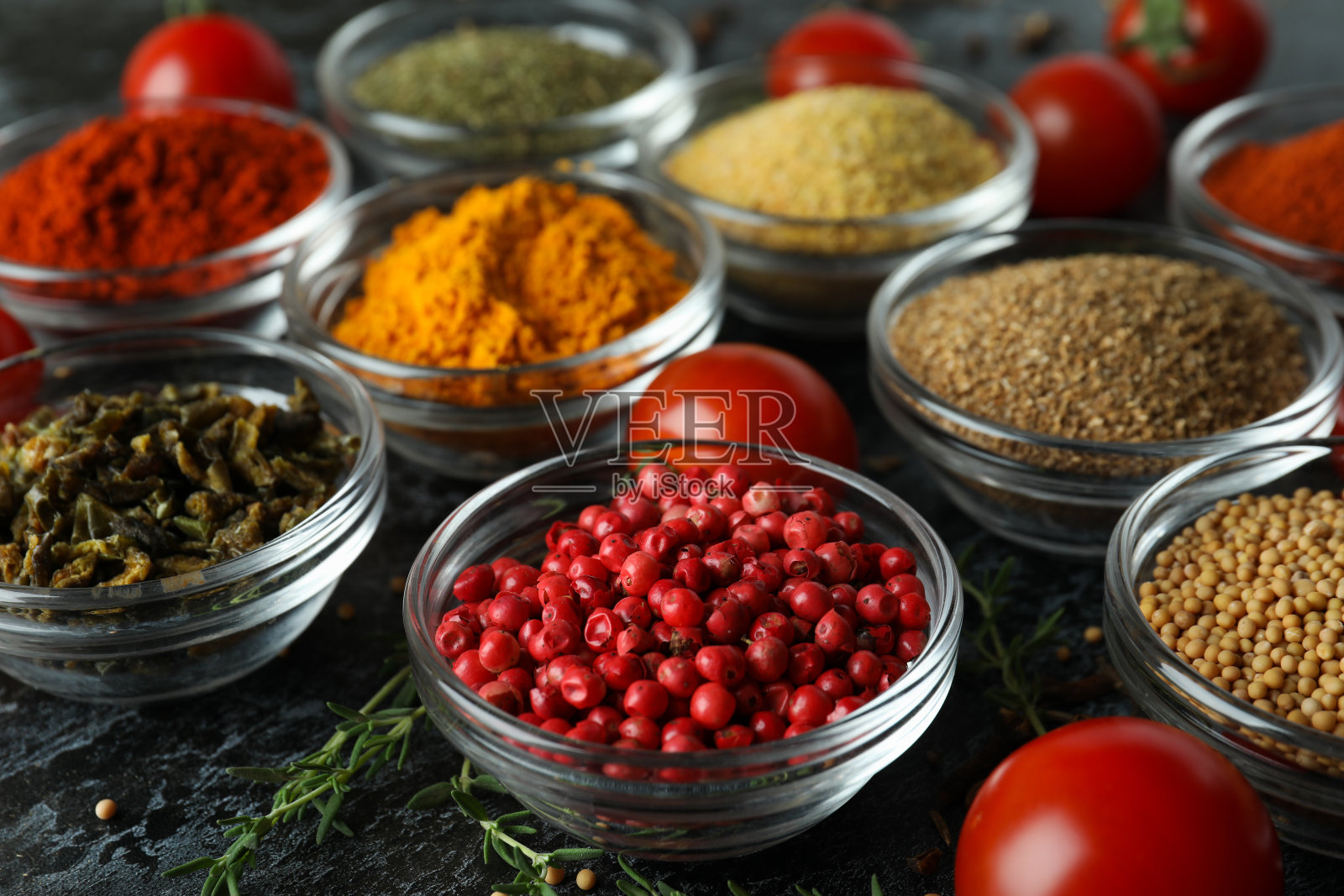 芳香香料在黑色烟熏背景碗照片摄影图片