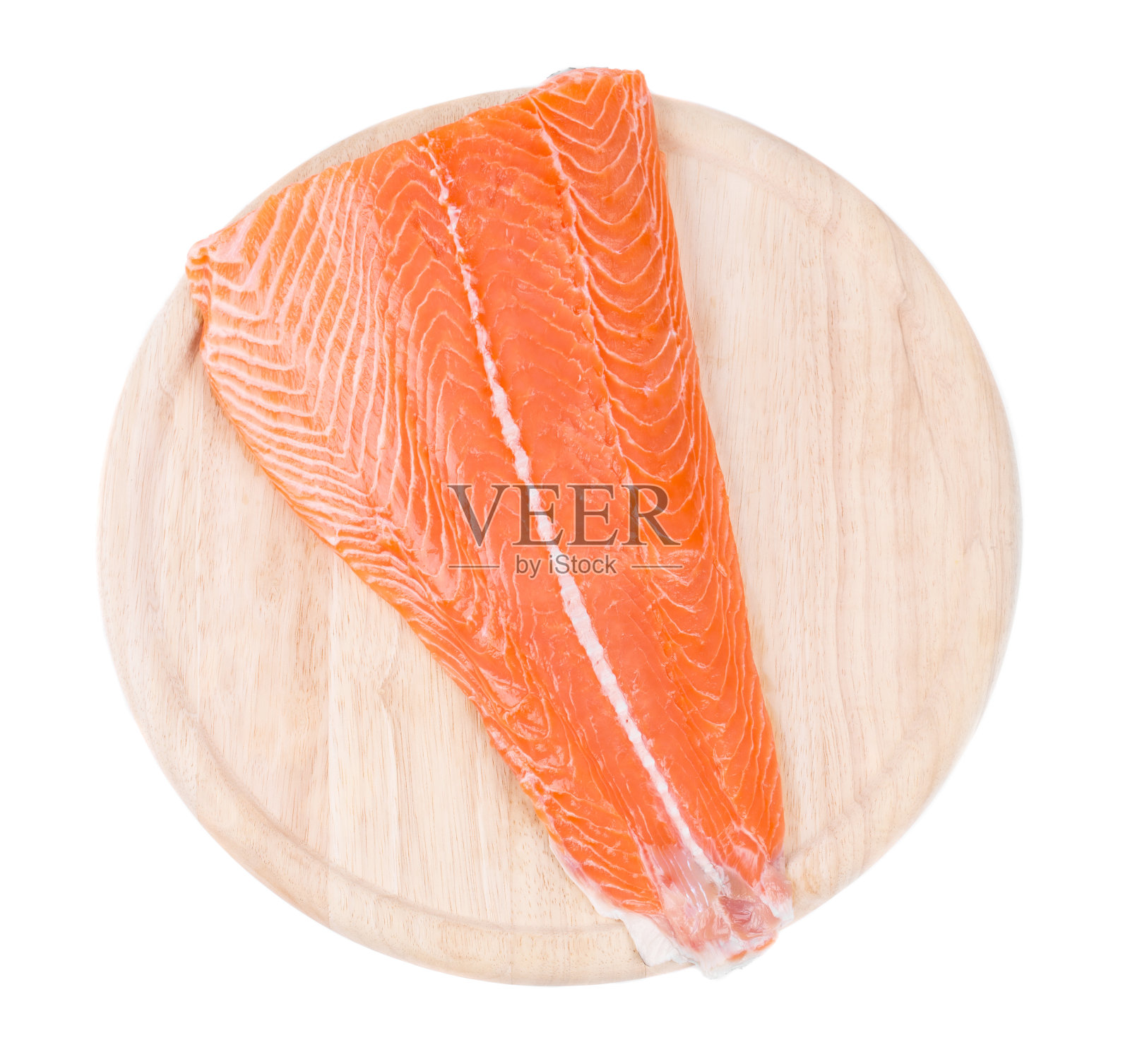 生鲑鱼片放在木盘上。照片摄影图片