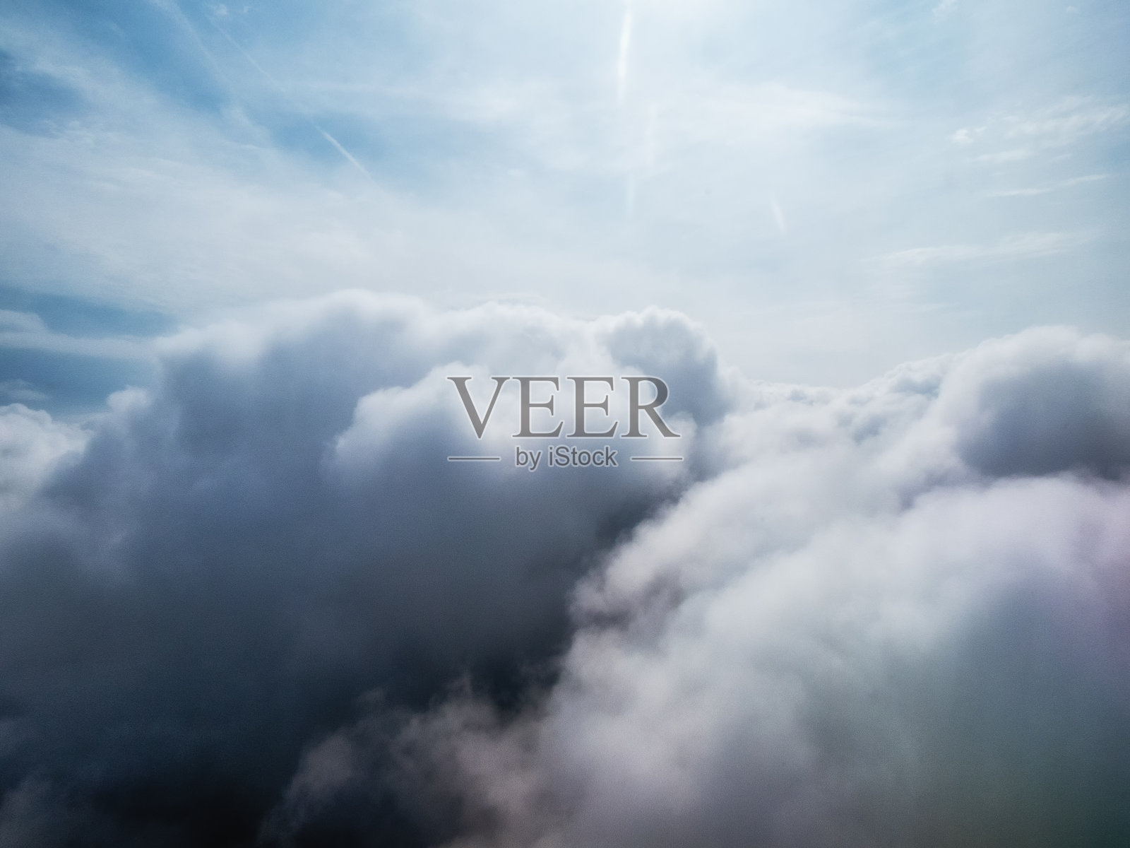 松软的白云从天而降照片摄影图片