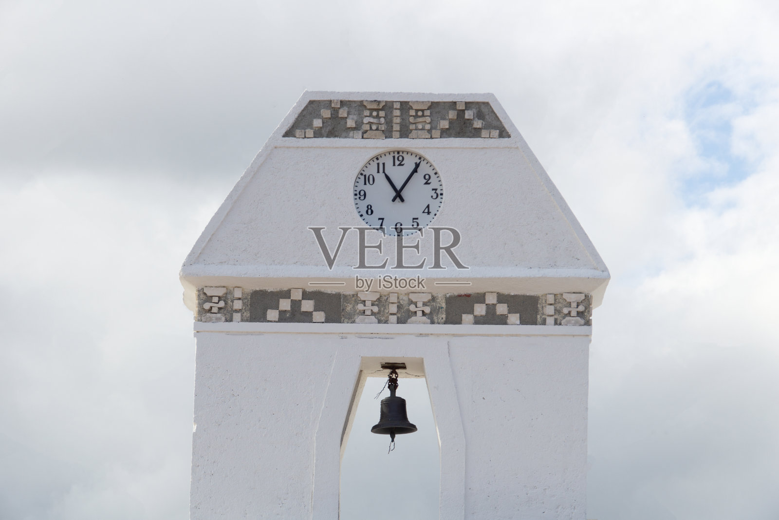 白色的钟楼和钟楼映衬着多云的天空。墨西哥的市政厅大楼。殖民地建筑照片摄影图片