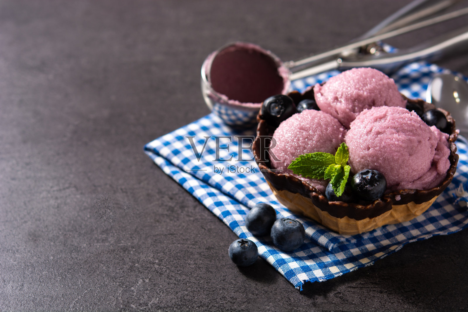 蓝莓冰淇淋勺照片摄影图片