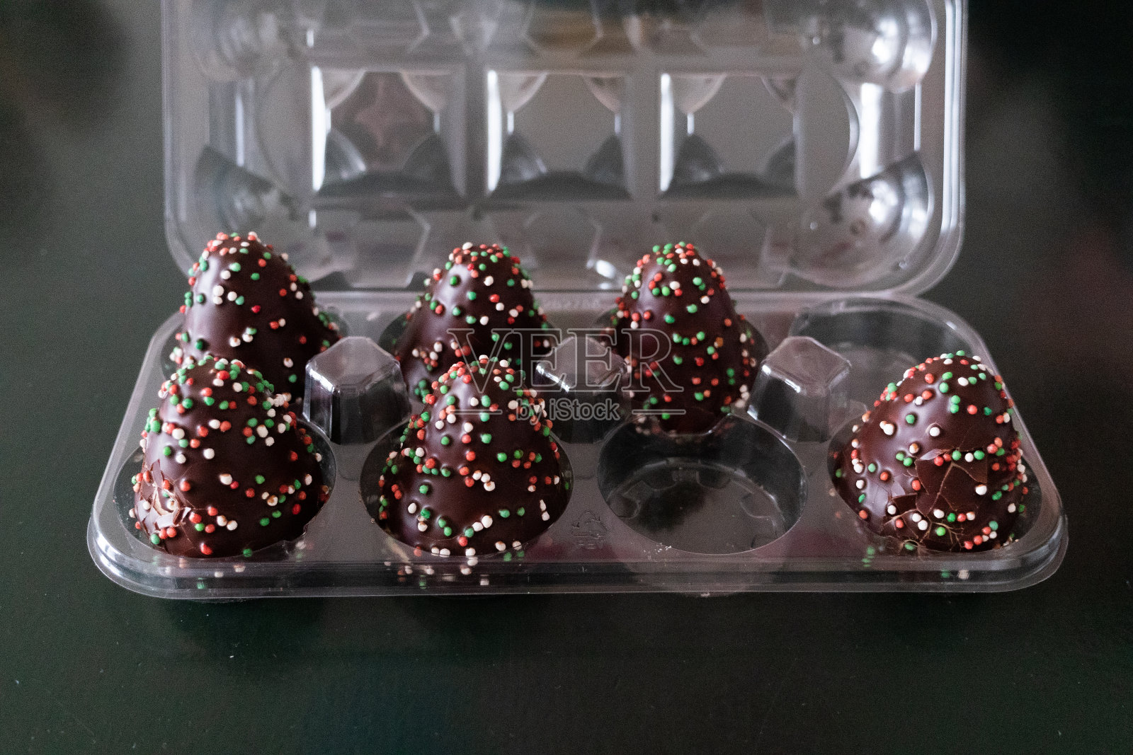 五颜六色的巧克力甜点照片摄影图片