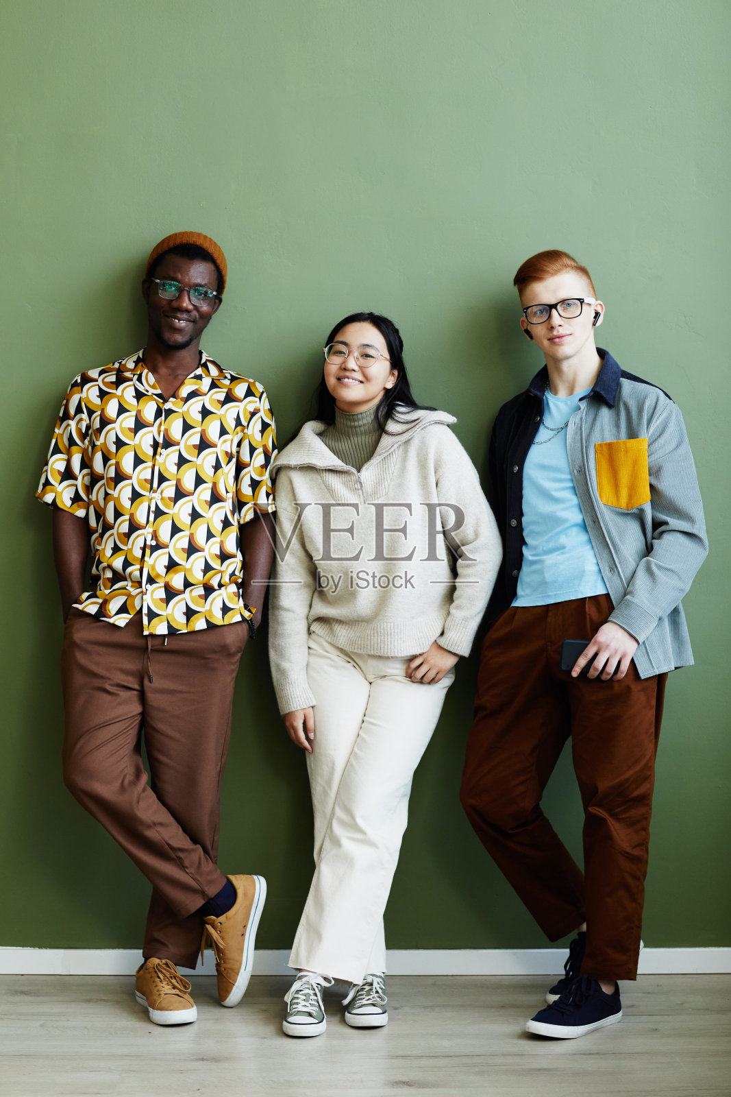 多元化的绿色青年团队照片摄影图片