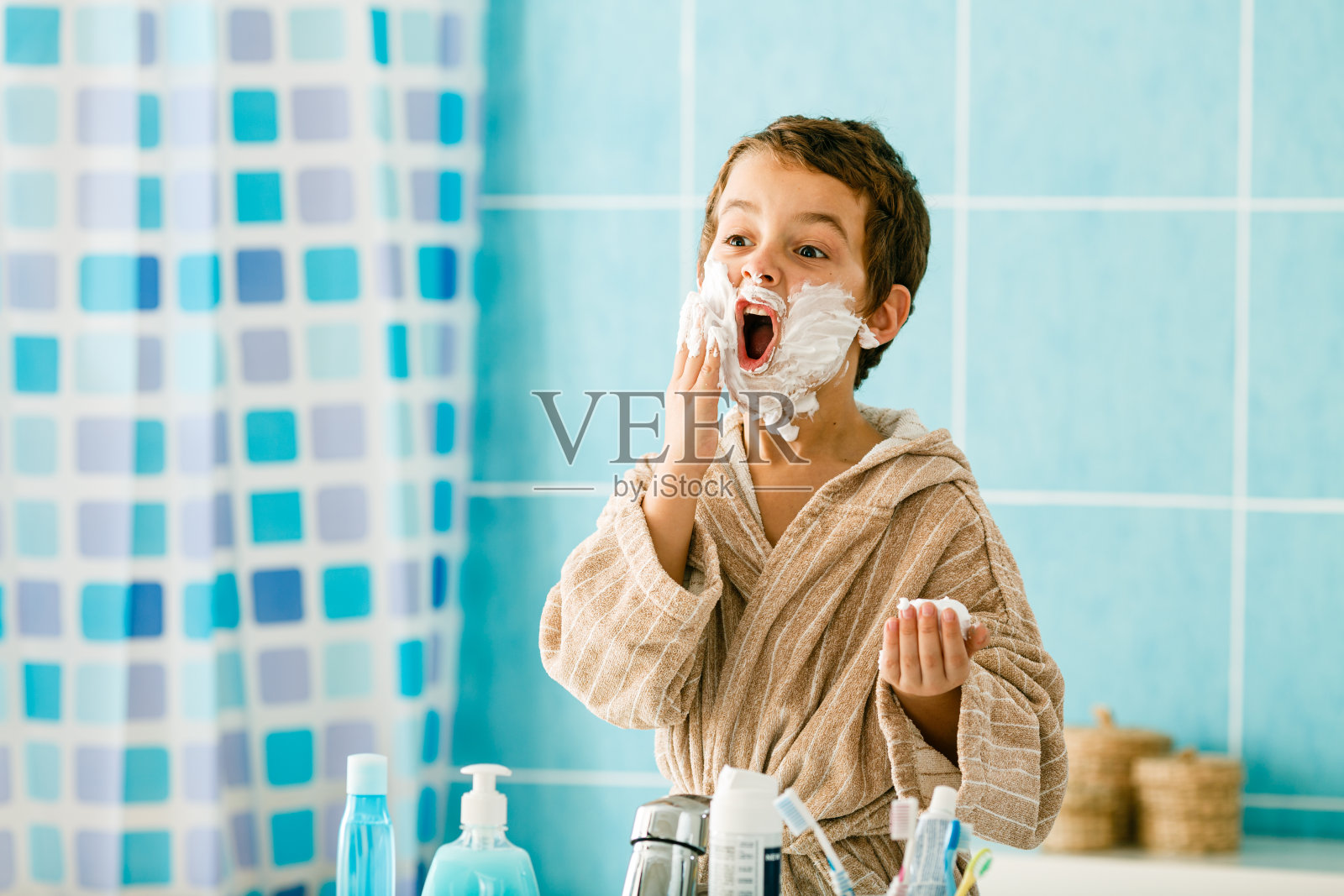 在浴室里玩剃须泡沫的男孩照片摄影图片