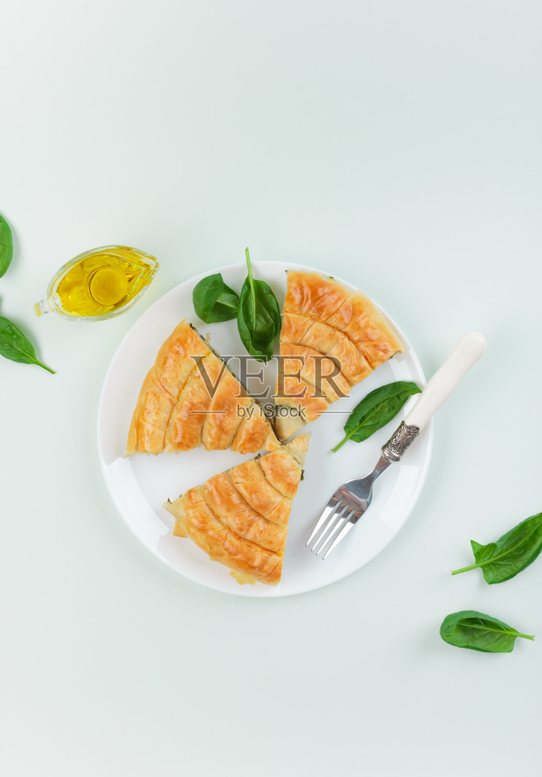 希腊派配菠菜和奶酪照片摄影图片