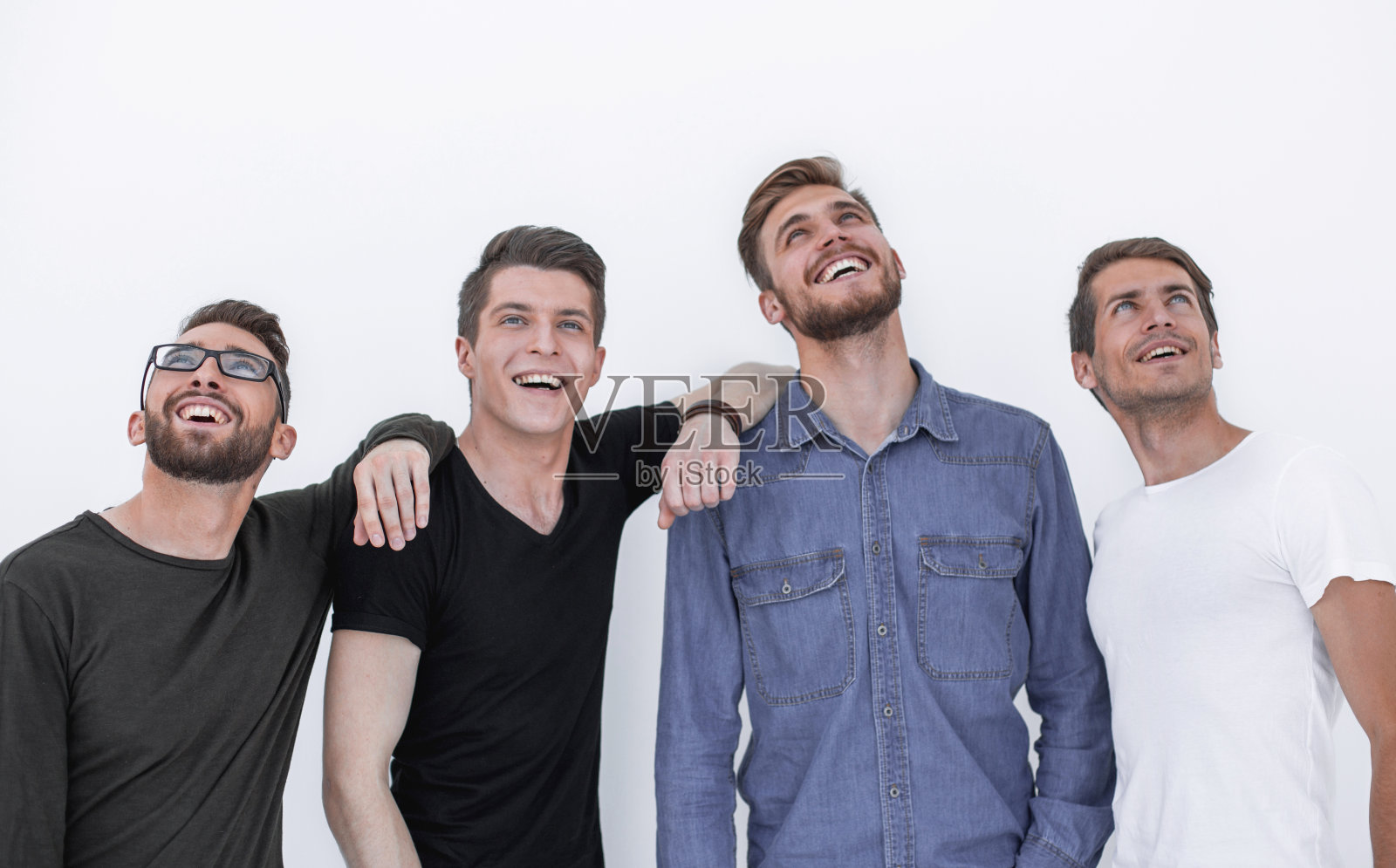 许多男人的肖像微笑着，向上看照片摄影图片