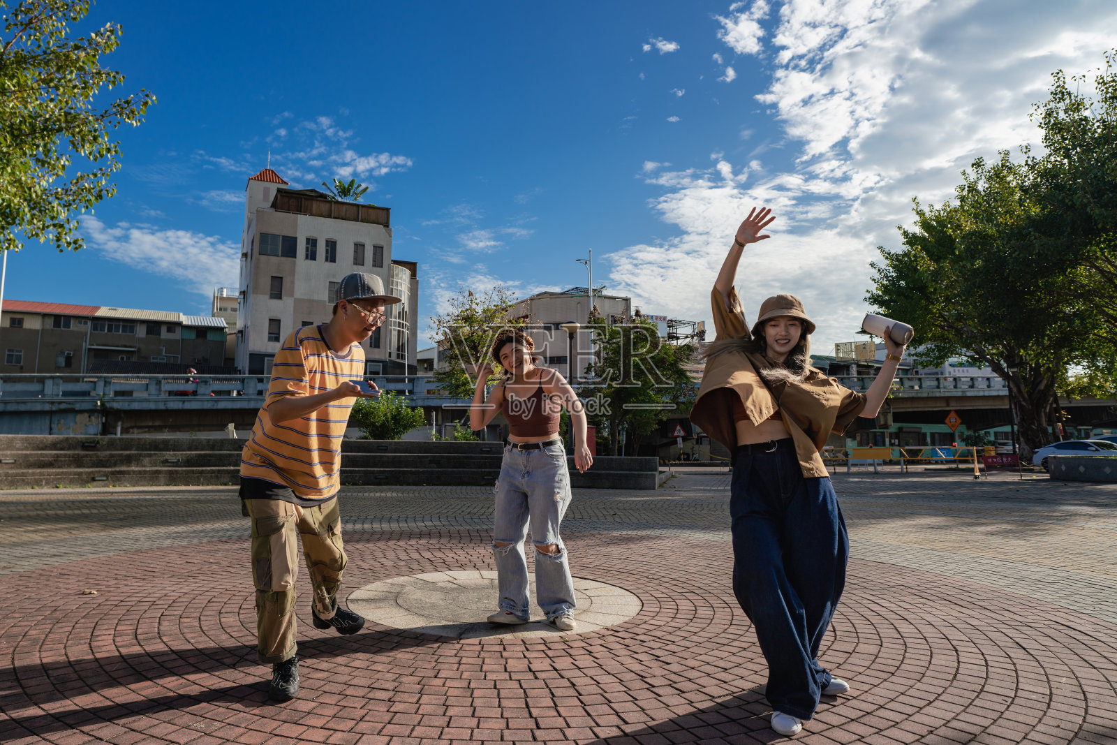 亚洲，一群台湾年轻人在公园里练习舞蹈。照片摄影图片