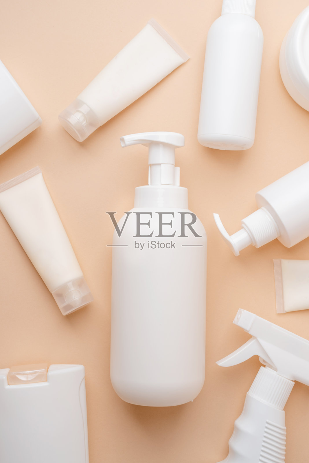 一组白色空白包装管和化妆品容器以米色自然为背景，模拟设计，环保照片摄影图片