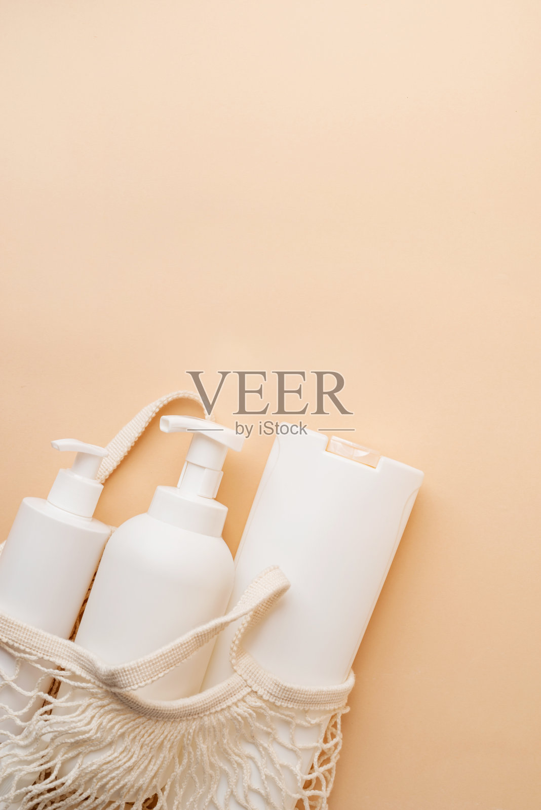 天然护肤美容产品在网袋米色背景照片摄影图片