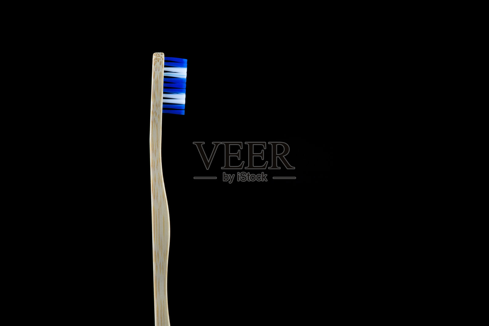 竹牙刷孤立在黑色背景照片摄影图片