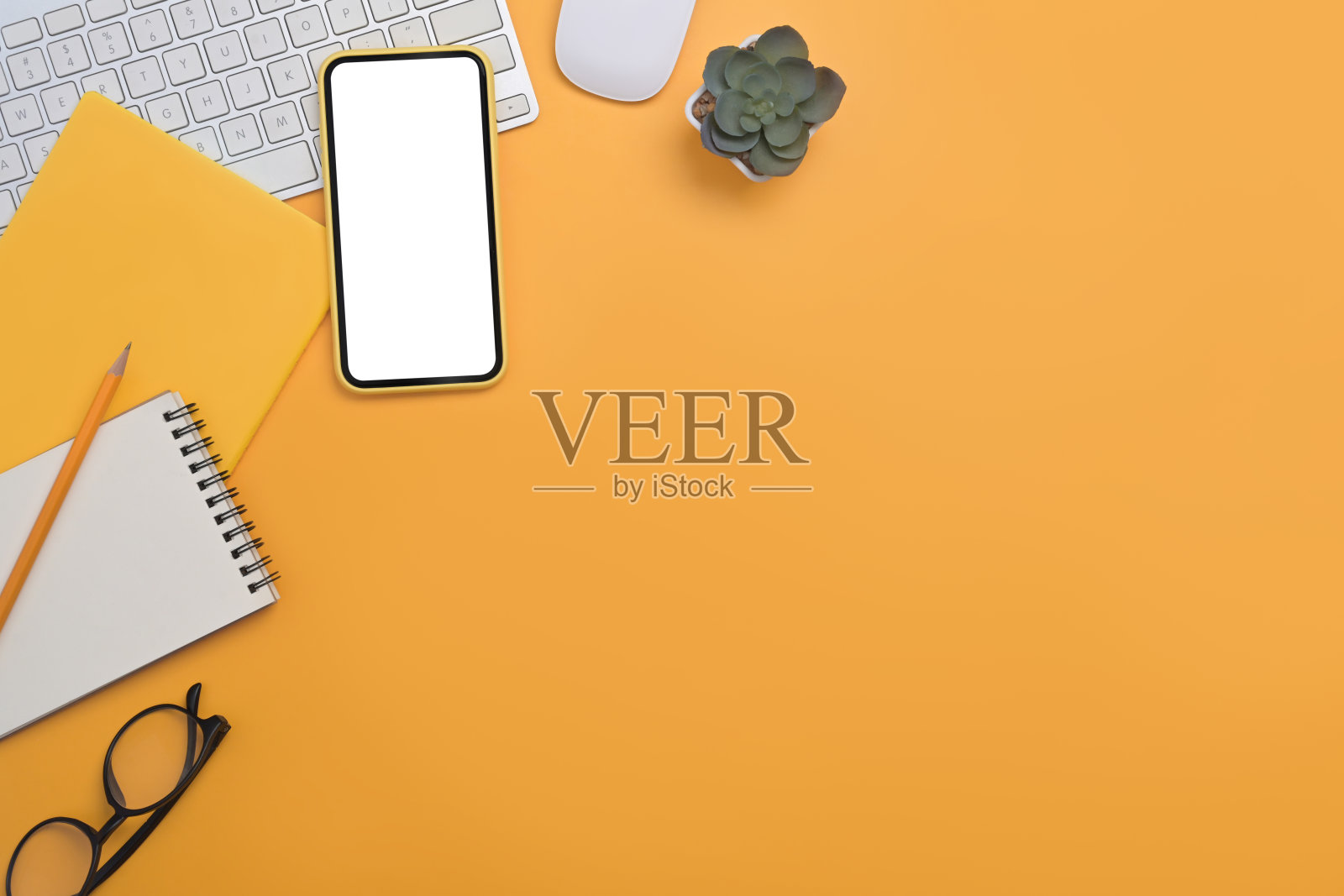 上图显示手机与空白屏幕，无线键盘和笔记本电脑在黄色背景与拷贝空间。照片摄影图片