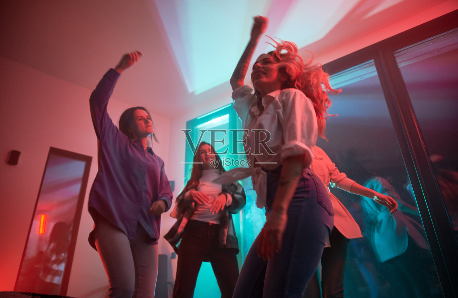 年轻女性在现代谷仓里享受冬季周末。照片摄影图片