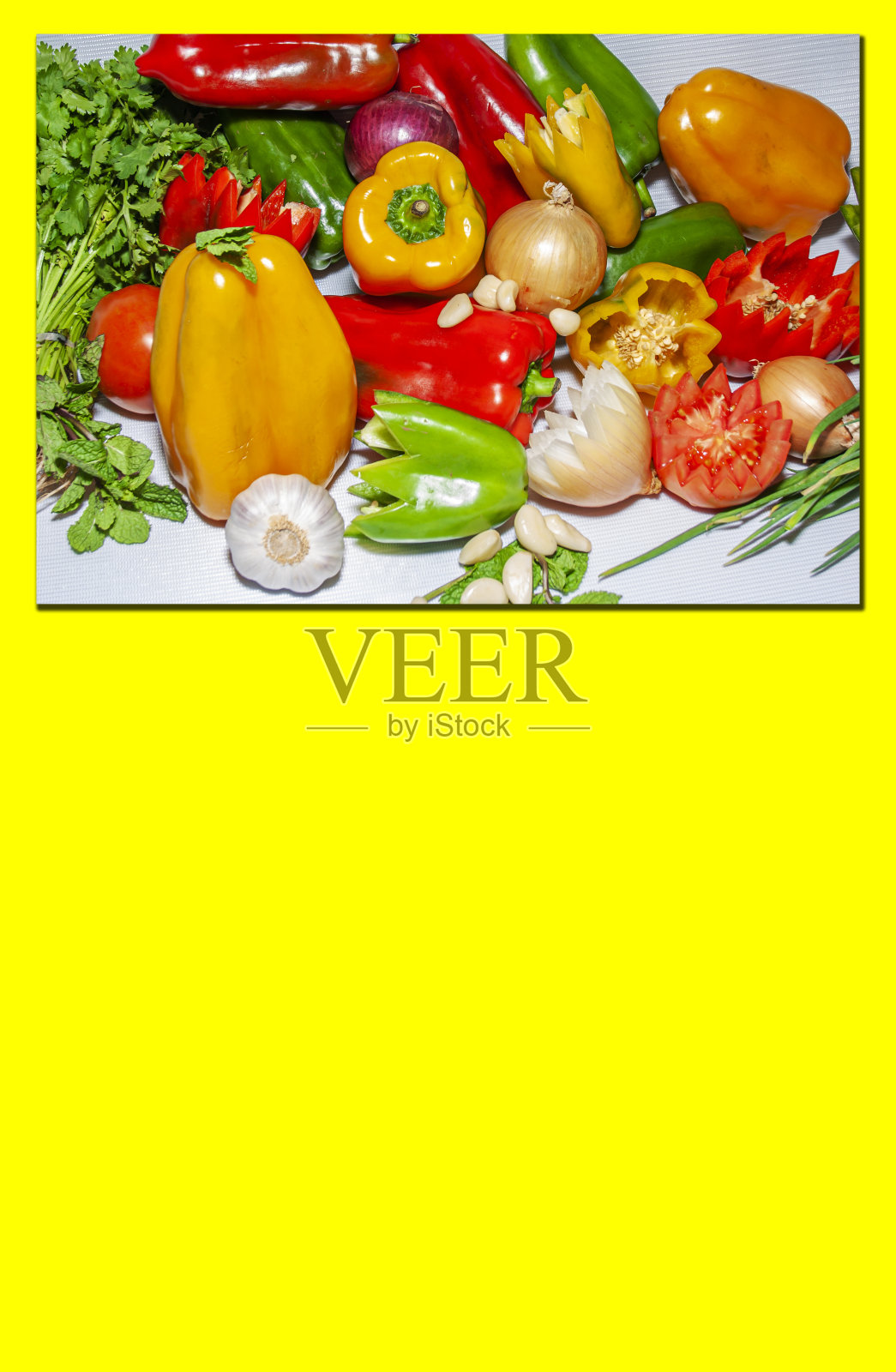 配以各种生有机蔬菜。红椒，绿椒，黄椒，洋葱，番茄，大蒜和欧芹。排毒饮食。黄色广告空间。黄色背景。照片摄影图片