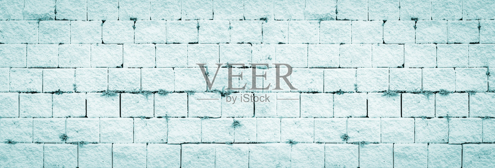 抽象的蓝绿色砖墙纹理淡绿松石旧灰泥和复古砖纹图案背景在家里室内，垃圾生锈块石雕绿色薄荷色宽墙纸背景。照片摄影图片