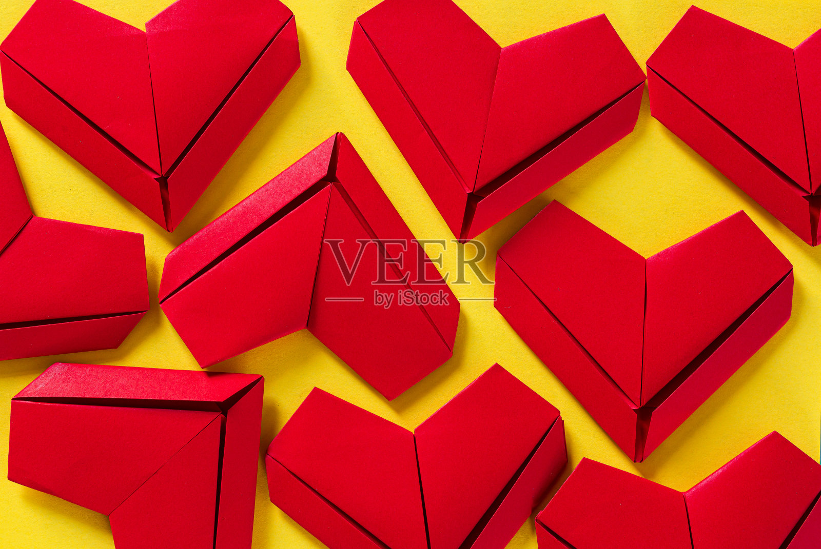 黄色背景上的红色心形纸，爱情的概念，情人节的日子，黄色背景上的红色心形纸，照片摄影图片