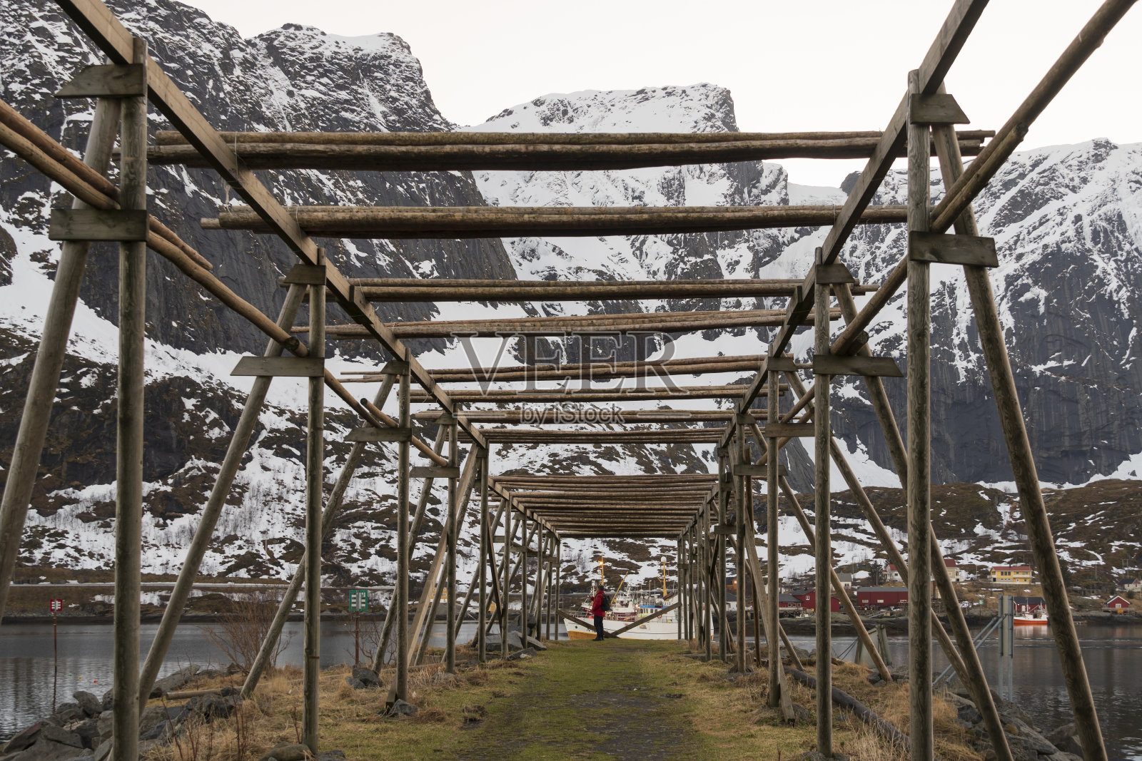 日落时分，在挪威的罗浮敦群岛。在冬天的风景。照片摄影图片