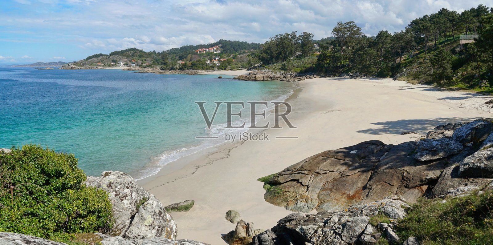 在西班牙加利西亚的阿尔丹附近有沙滩和岩石的海岸线照片摄影图片