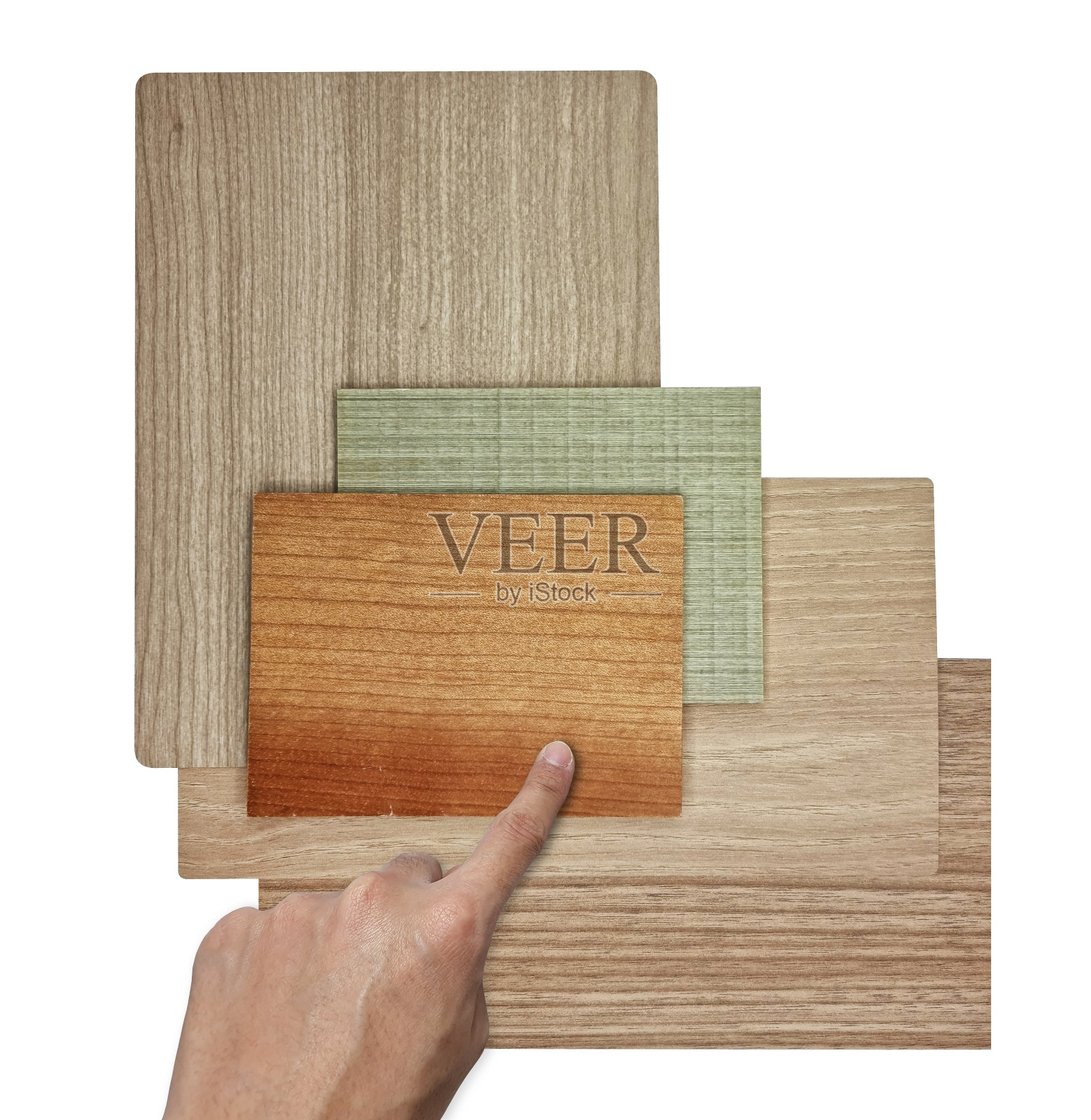 男设计师手选室内木质材料样品，包括橡木贴面、花旗松贴面、多层纹理的橡木层压板，隔离在背景上的剪切路径(集中在中心)。照片摄影图片