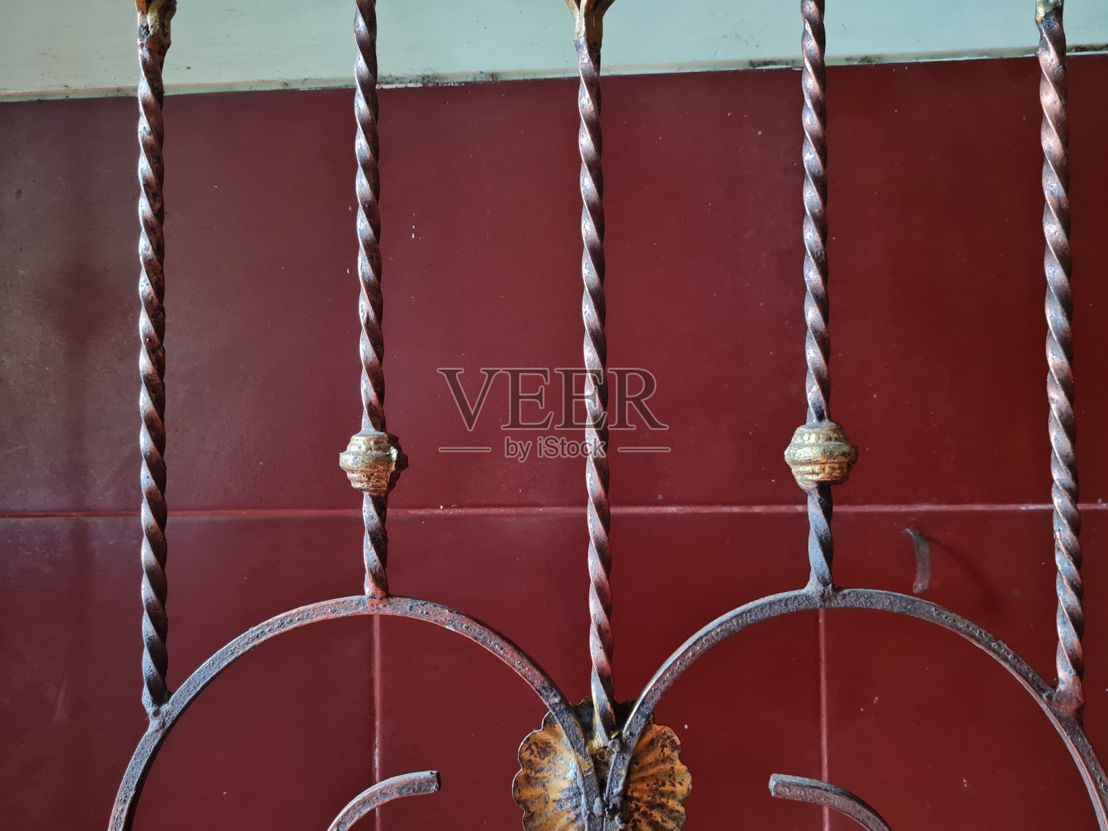 瓷墙和铁栅栏照片摄影图片