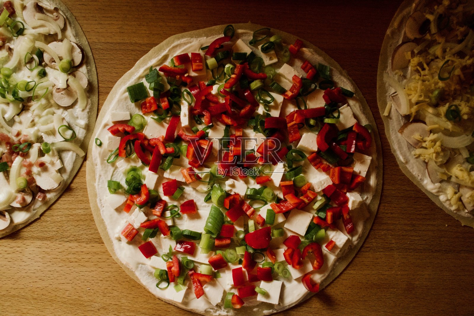 对准备素食披萨的看法照片摄影图片