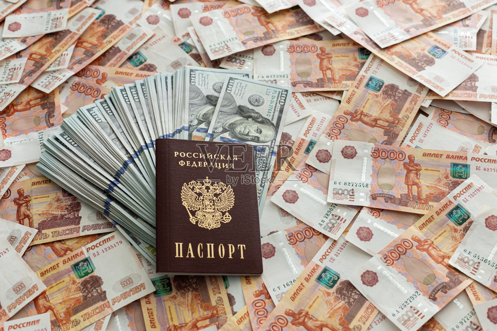 俄罗斯卢布，现金都在办公室的桌子上。上面是一盒100美元的钞票照片摄影图片