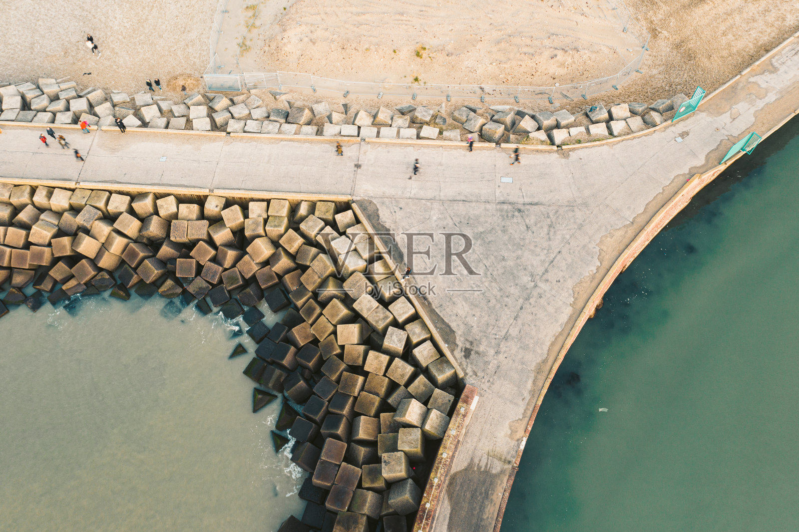 斯海弗宁根港的码头和灯塔照片摄影图片