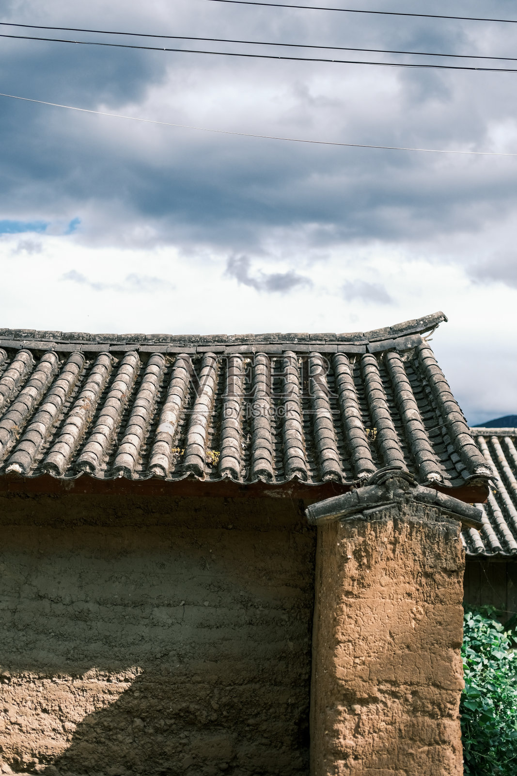 村子里的老木屋照片摄影图片